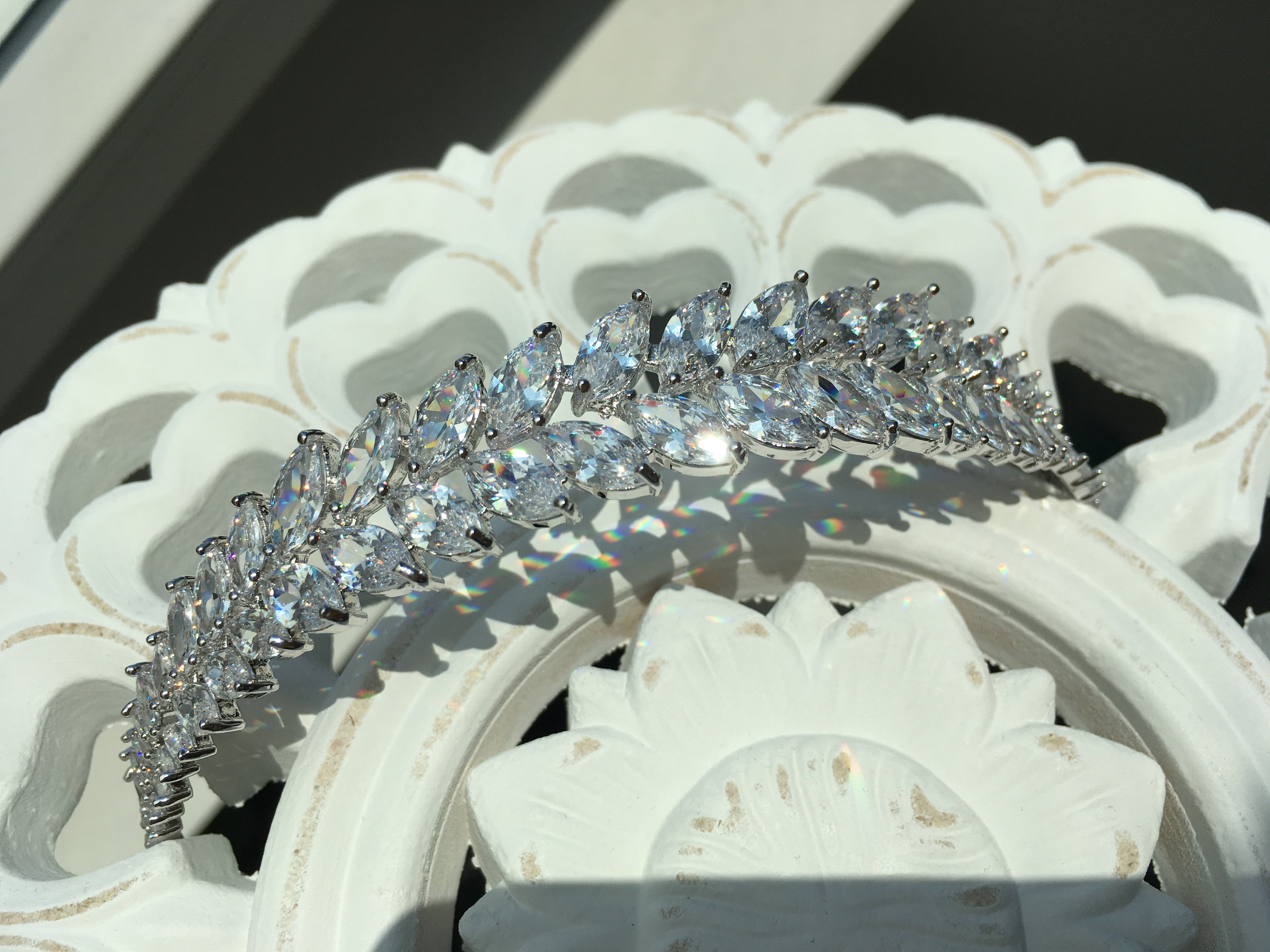 diadem-silber-zirkonia-marquise-frontansicht-braut-haarschmuck