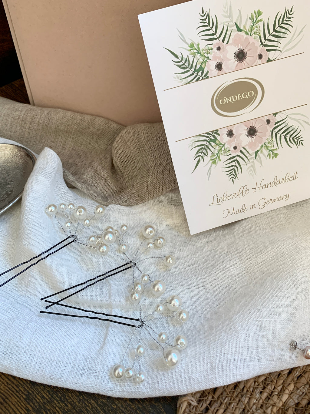 perlen-haarpins-hochzeit-brautfrisur-accessoire-zarter-perlenzweig-schmuckset