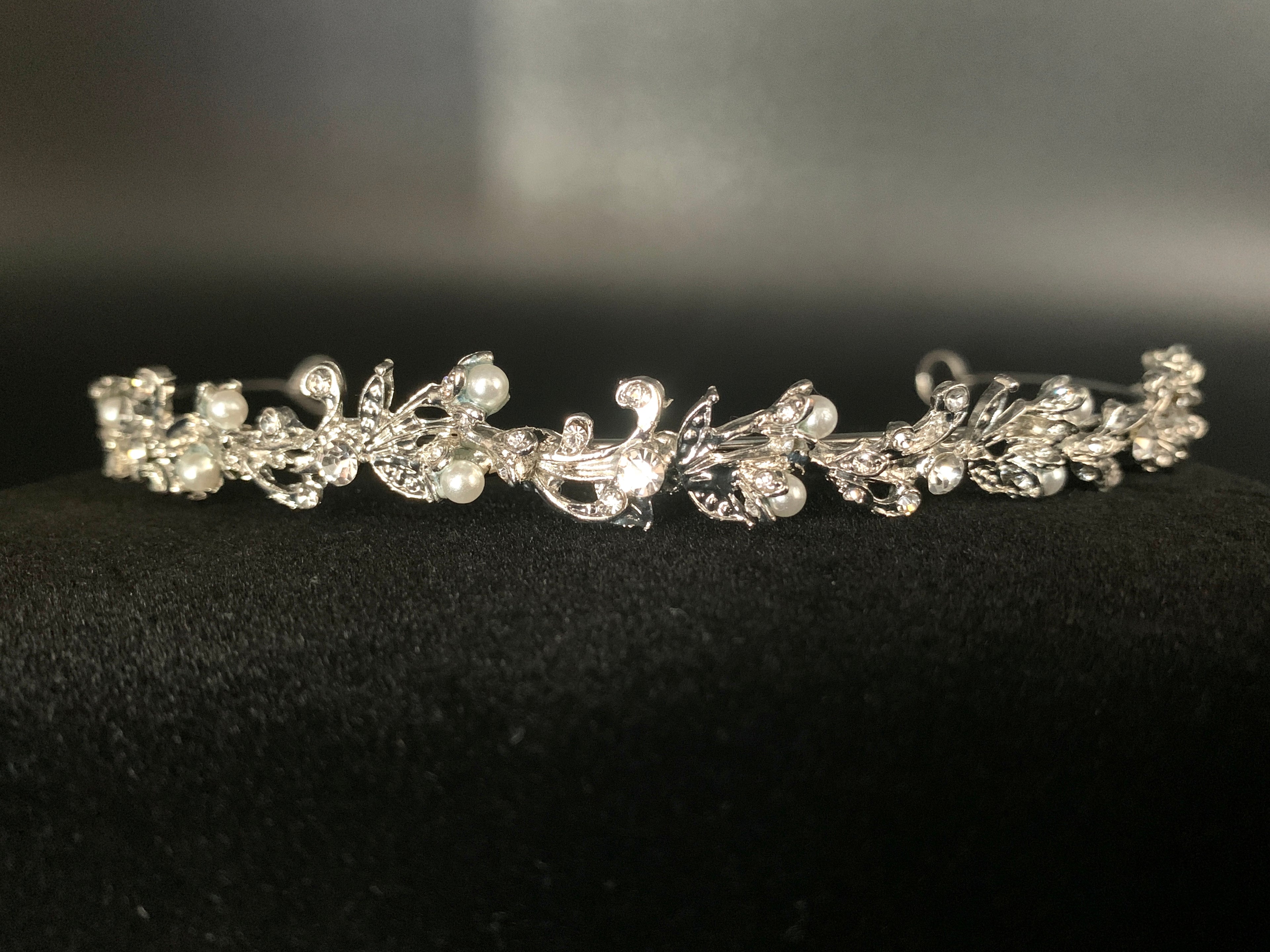 braut-tiara-silber-perlen-kristalle-filigranes-hochzeits-diadem