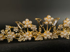 goldenes-perlen-diadema-mit-strass-details-seitliche-ansicht-auf-blondem-modellkopf