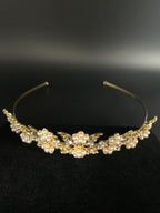 goldenes-perlen-diadema-mit-strass-details-seitliche-ansicht-auf-blondem-modellkopf