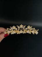 goldenes-perlen-diadema-mit-strass-details-seitliche-ansicht-auf-blondem-modellkopf