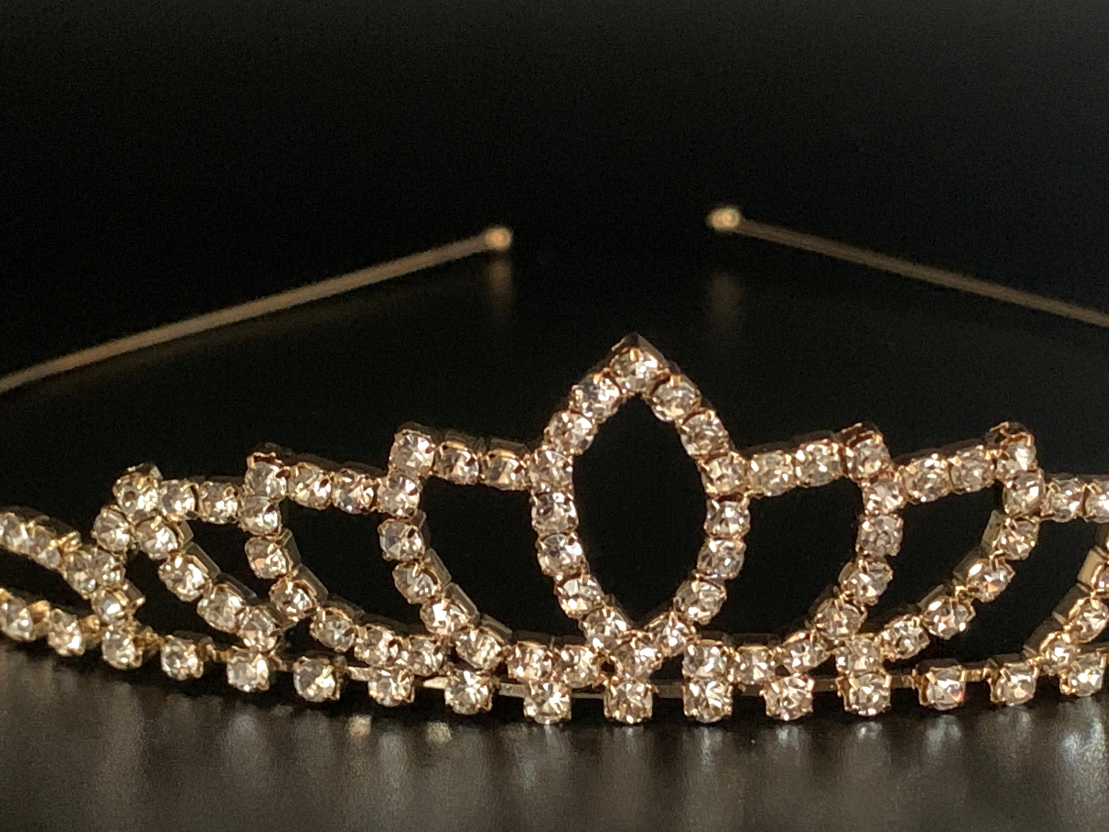 filigranes-diadem-gold-strass-verziert-hochzeit-tiara-glitzerndes-braut-accessoire