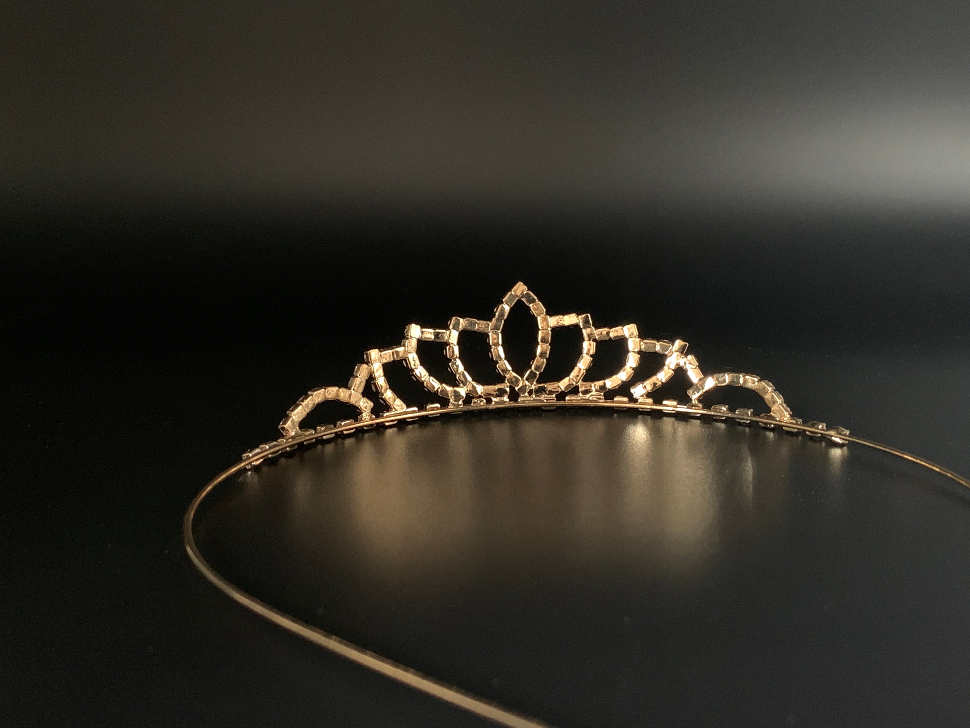 braut-haarschmuck-tiara-goldenes-strass-diadem-elegant-funkelnd-hochzeit