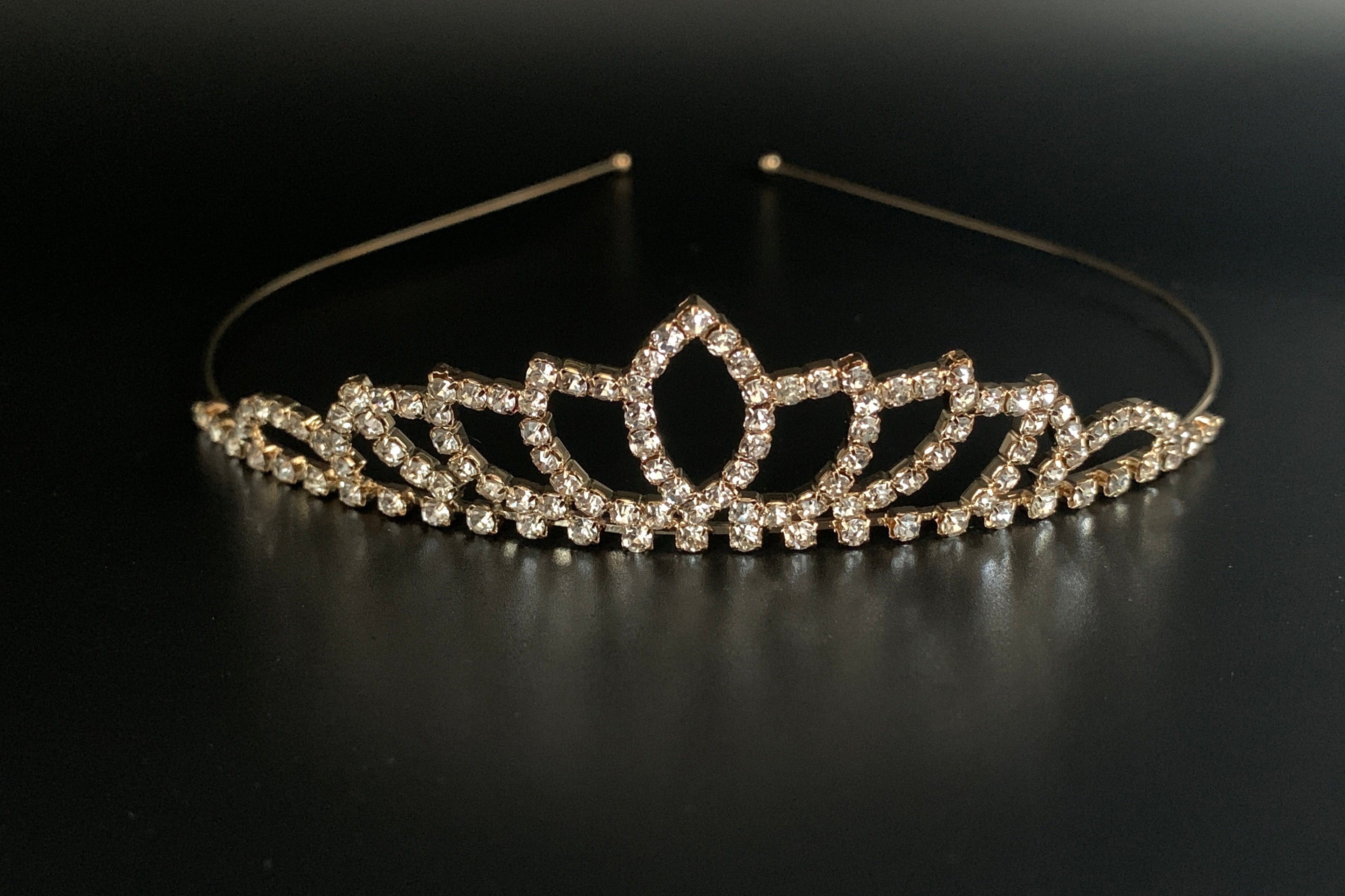 goldenes-diadem-mit-strass-hochzeit-tiara-braut-haarschmuck-elegantes-krönchen