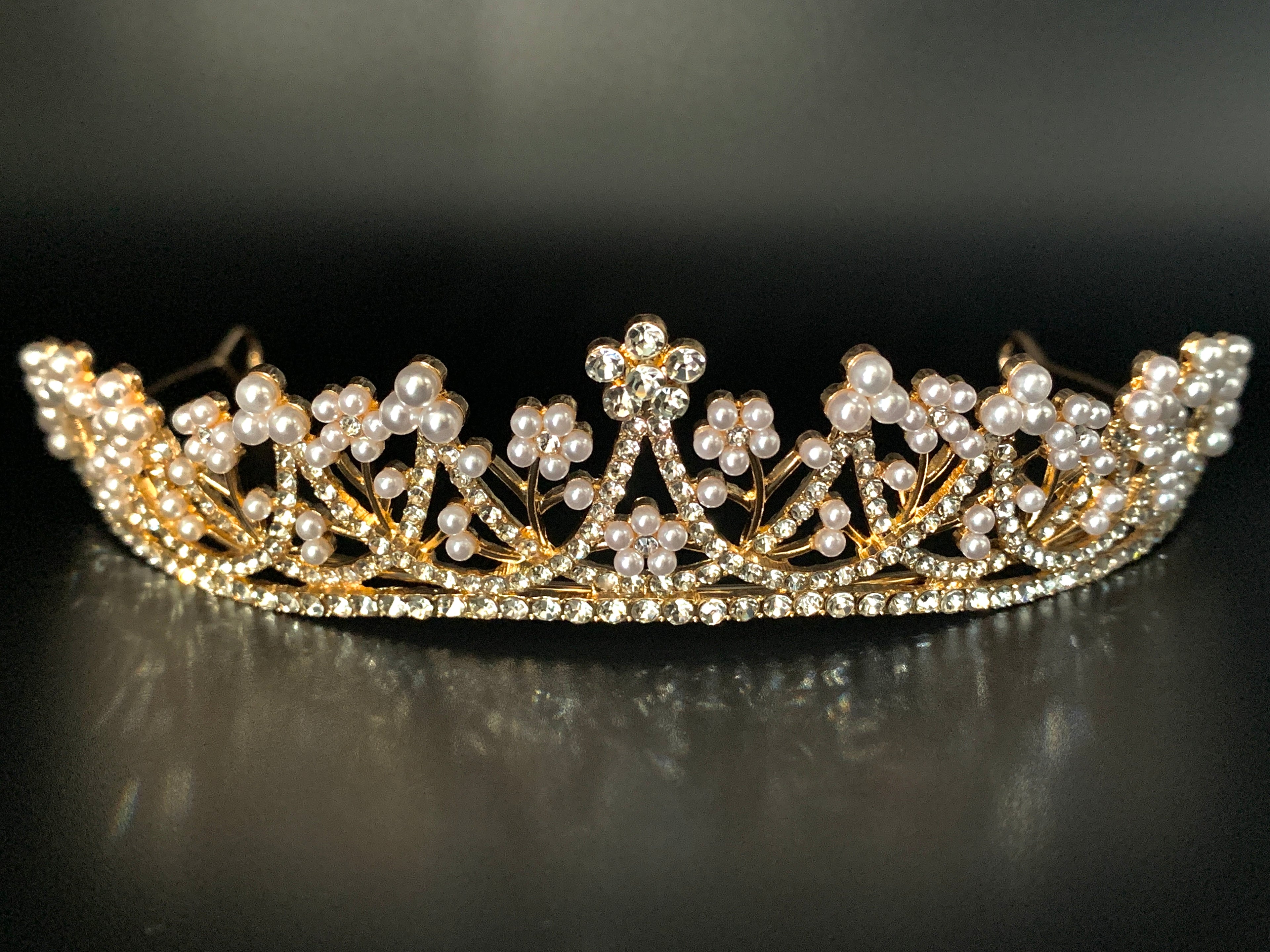goldene-perlen-tiara-für-braut-hochzeit-haarschmuck-mit-kristallverzierung