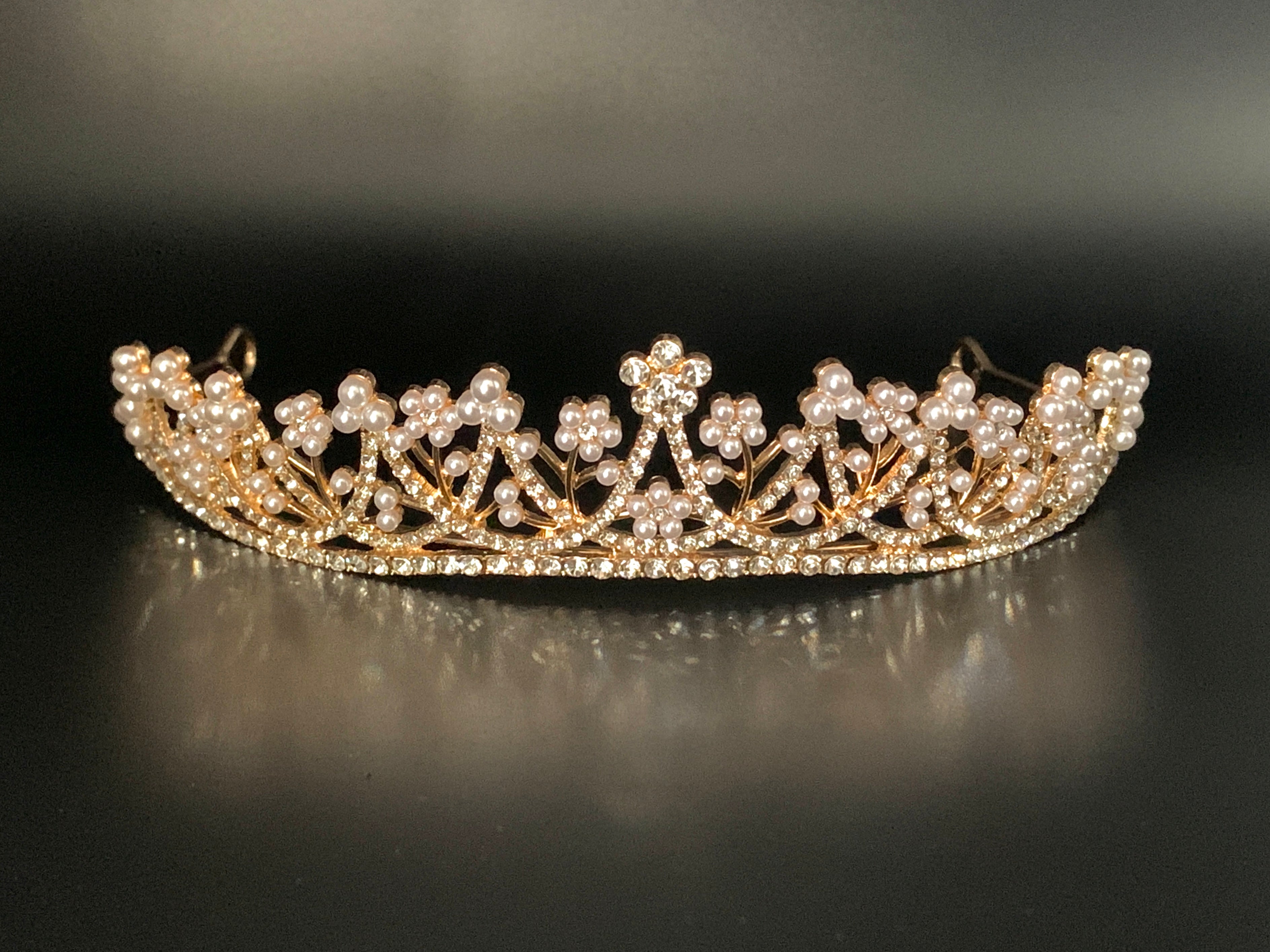 hochwertiges-gold-diadem-mit-zarten-perlenzweigen-und-kristallbesatz