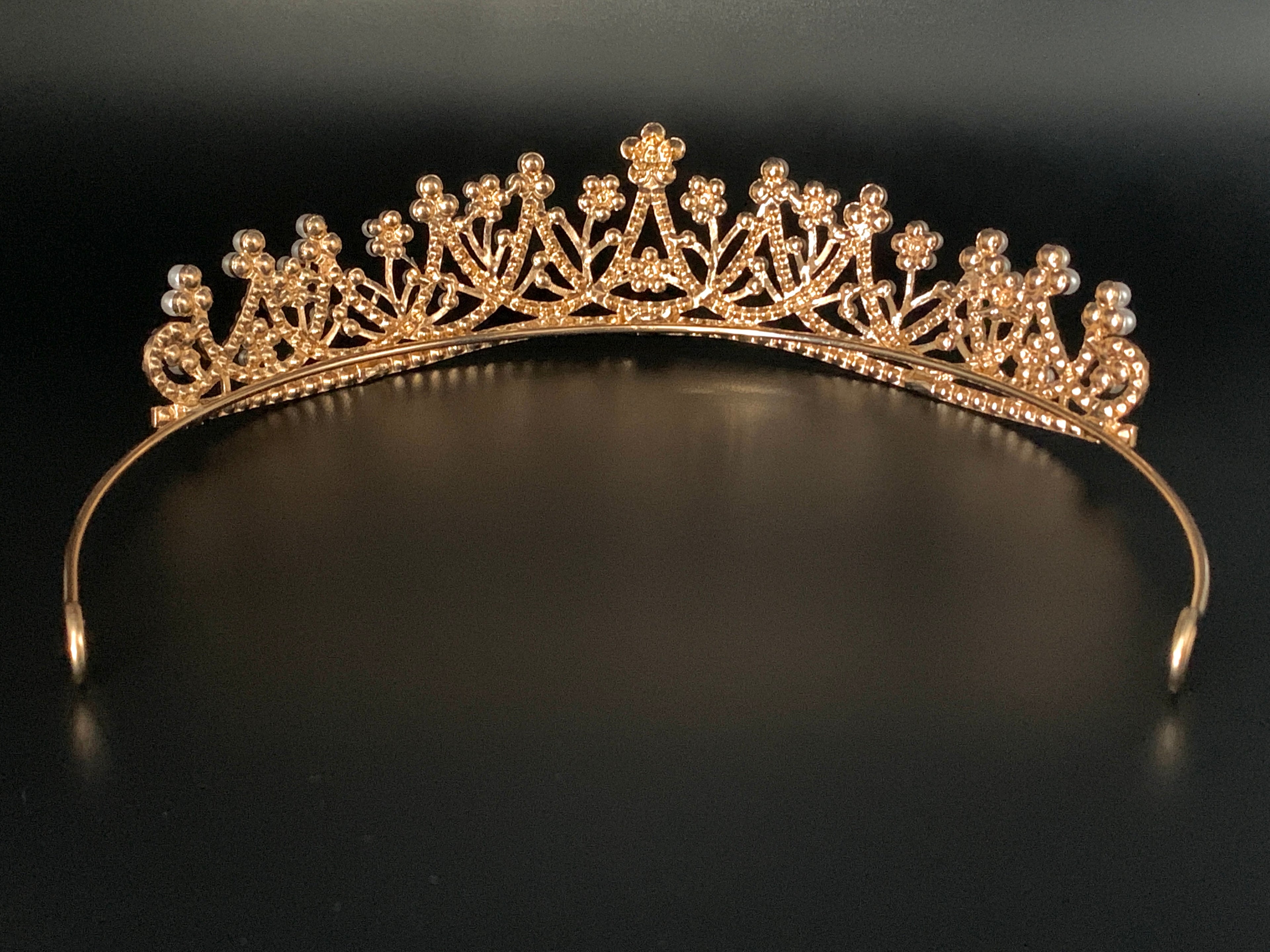 romantisches-braut-diadem-gold-mit-perlenblüten-und-glitzernden-strasssteinen