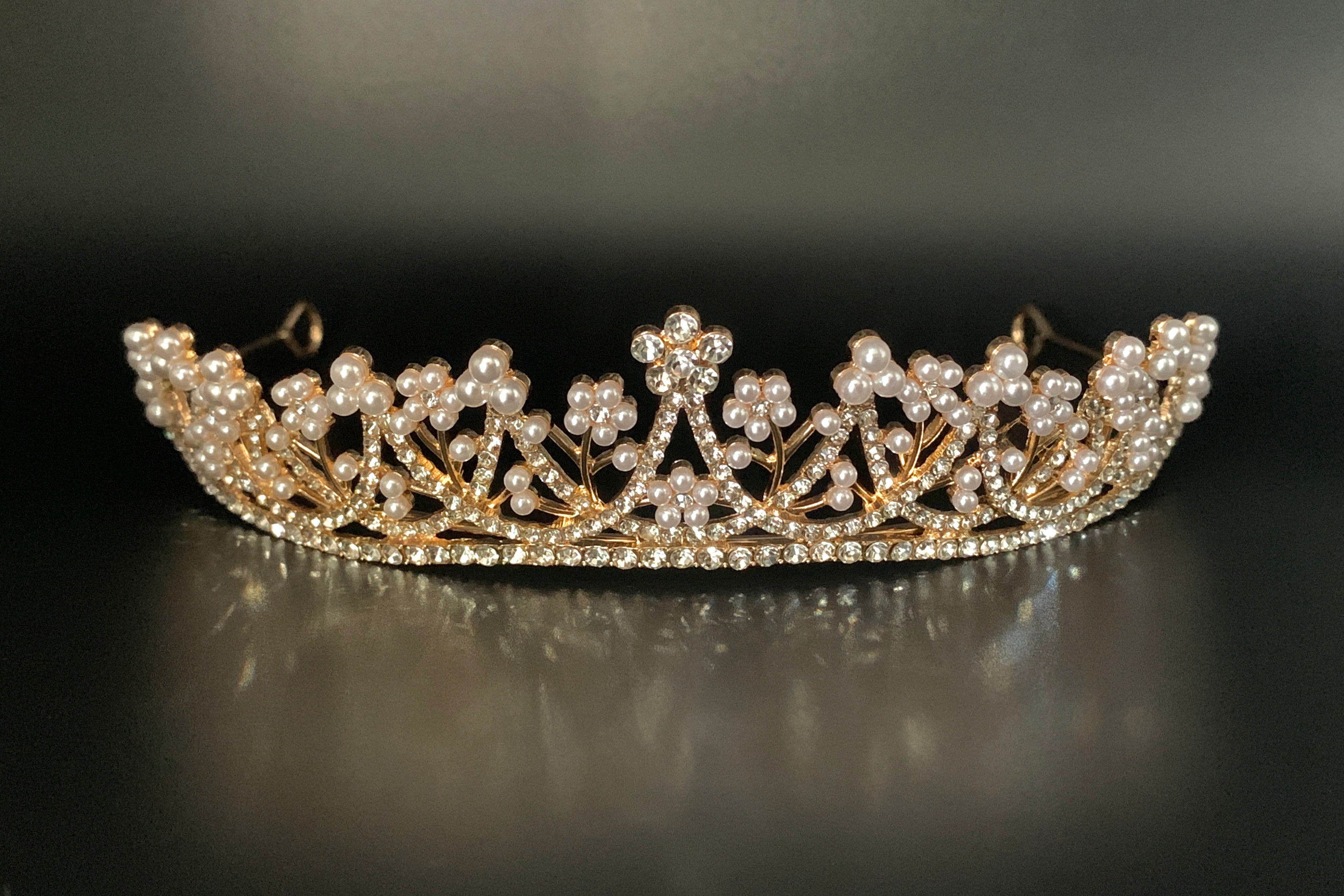 goldenes-braut-diadem-mit-perlen-und-strasssteinen-auf-schwarzem-hintergrund