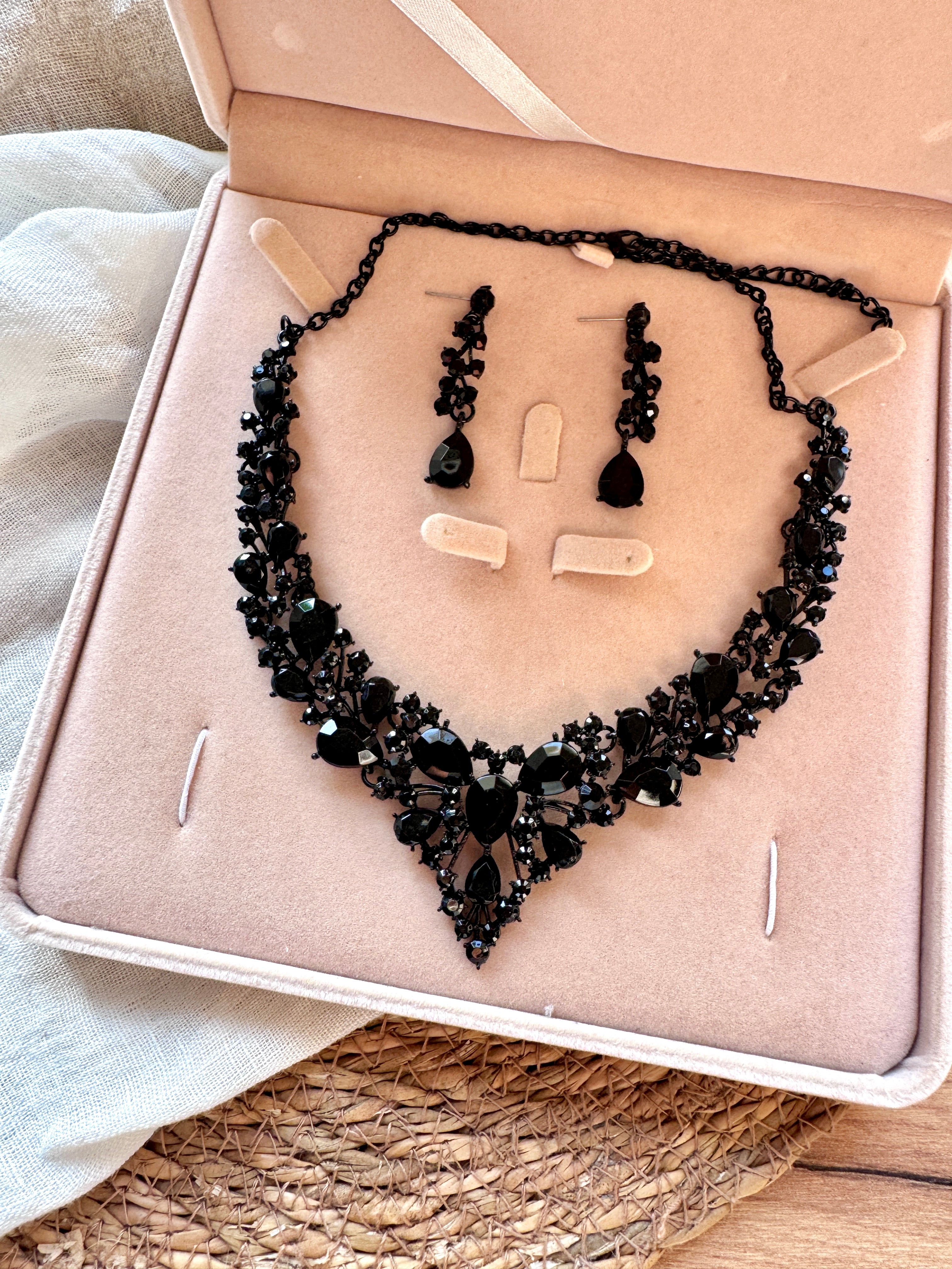 Schwarzes Strass Schmuckset Damen – Halskette & Ohrringe im eleganten Gothic Stil | ONDEGO®