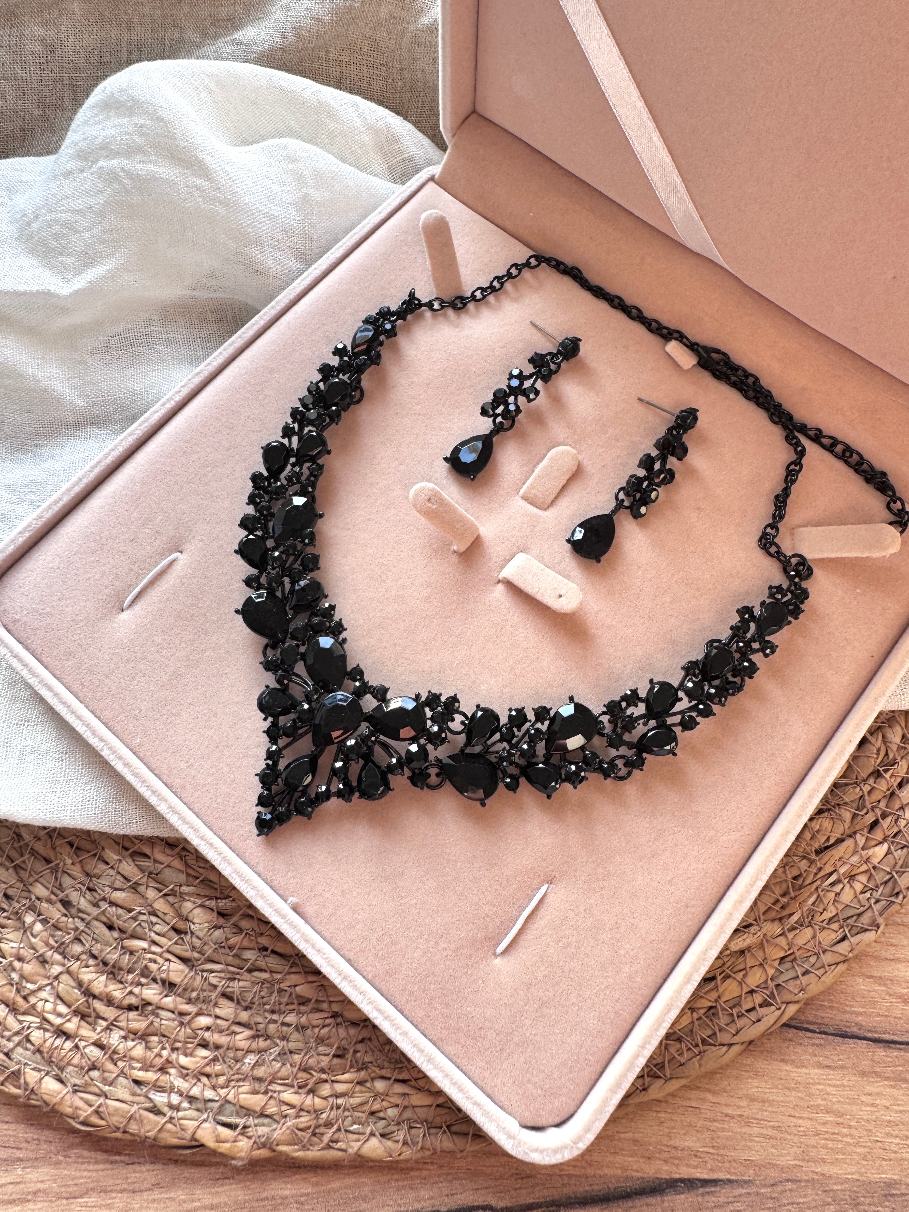 Schwarzes Strass Schmuckset Damen – Halskette & Ohrringe im eleganten Gothic Stil | ONDEGO®