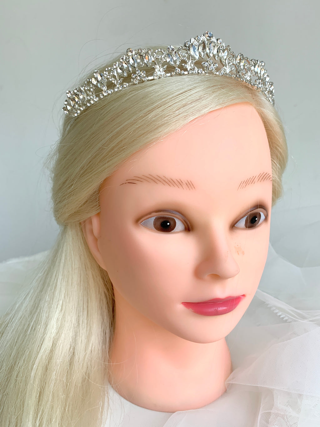 elegantes-strass-diadem-silbern-mit-reflexion-im-studio