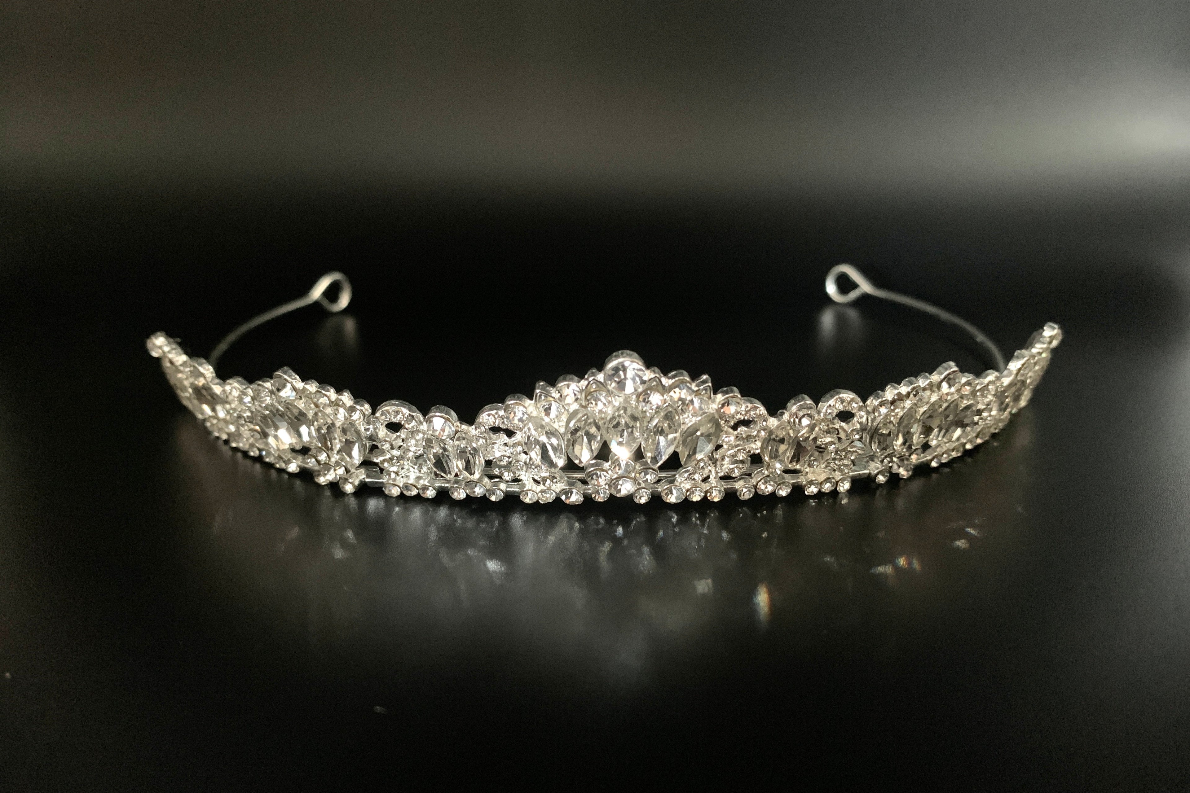 silbernes-diadem-mit-klaren-kristallen-auf-schwarzem-hintergrund