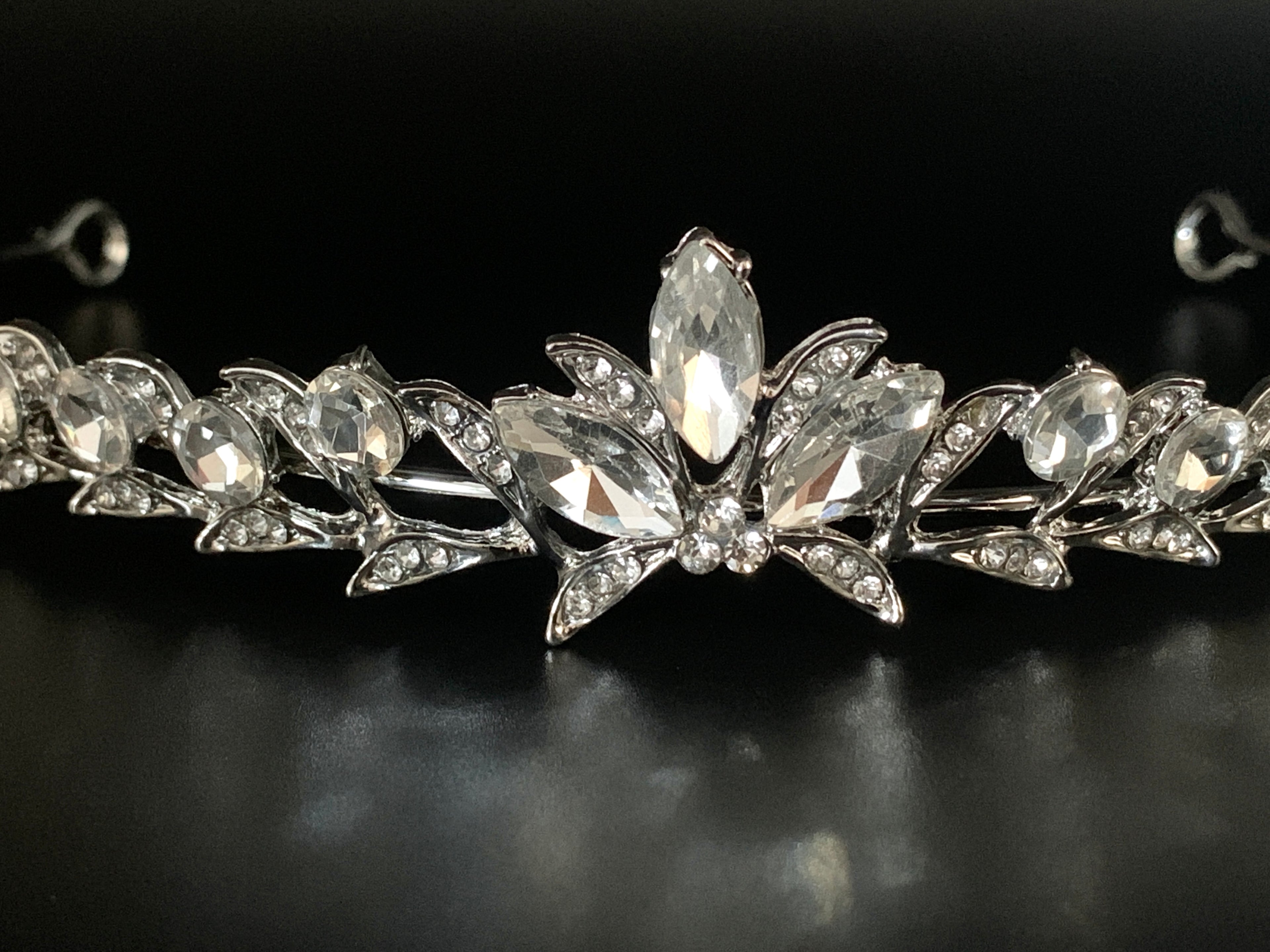 elegante-tiara-mit-kristallblüten-für-hochzeit-kommunion-oder-abiball