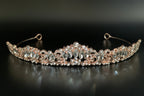 rose-goldenes-diadem-mit-klaren-kristallsteinen-auf-schwarzem-hintergrund
