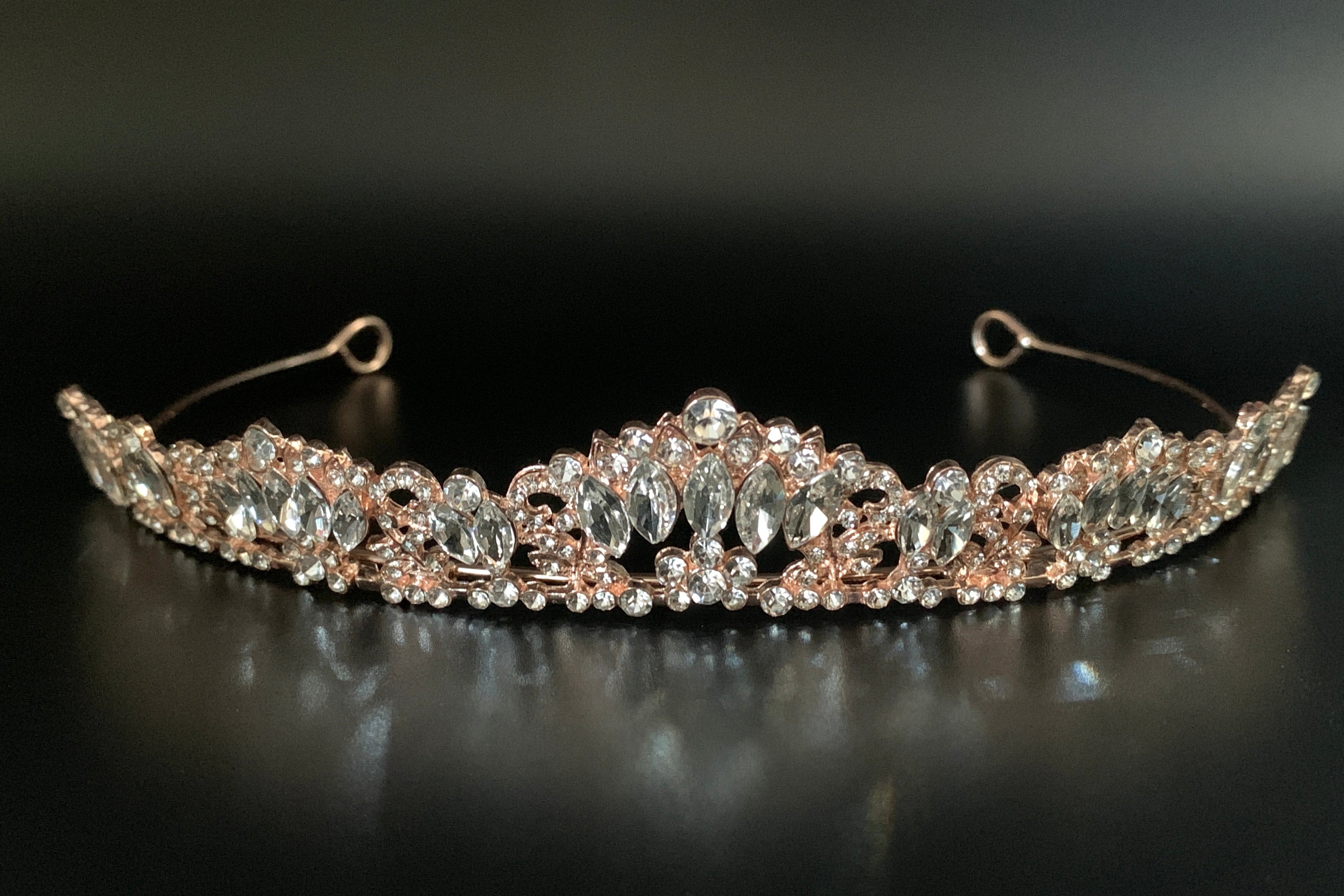 rose-goldenes-diadem-mit-klaren-kristallsteinen-auf-schwarzem-hintergrund