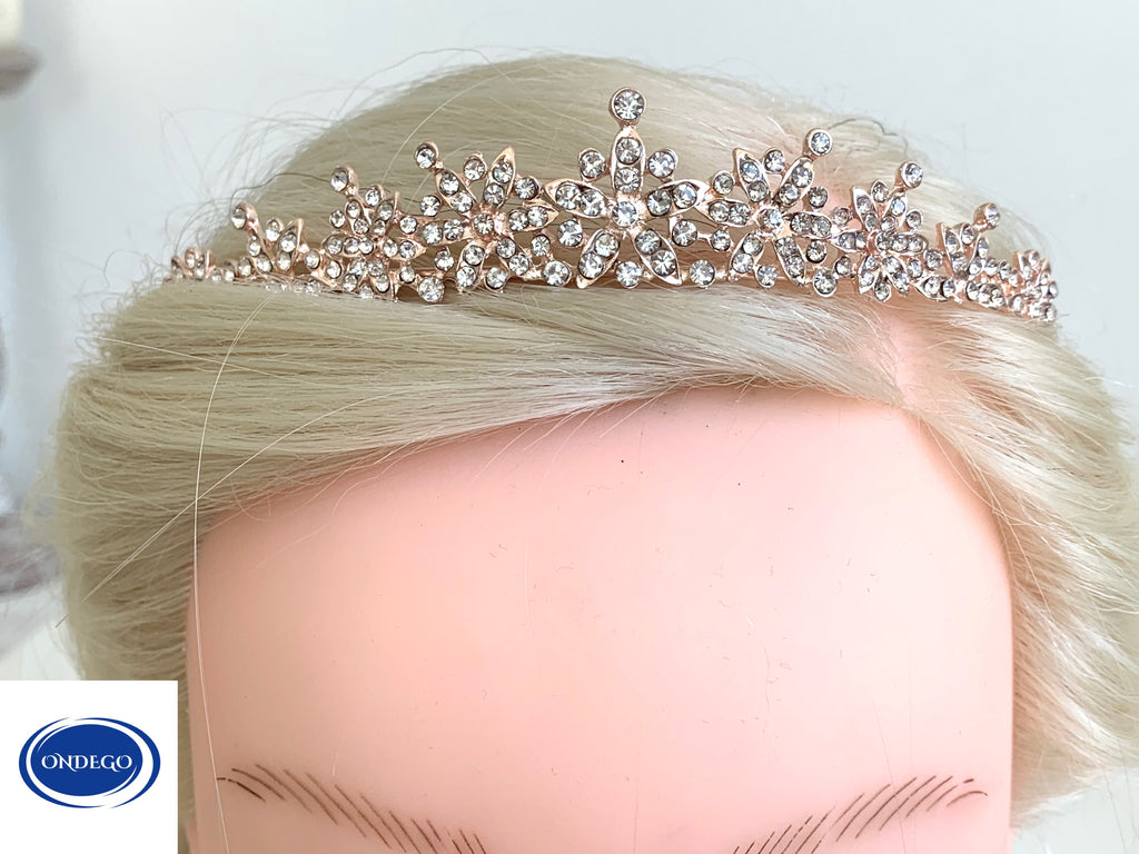 glamouröses-diademe-für-hochzeit-mit-lichtreflex-und-schwarzem-hintergrund