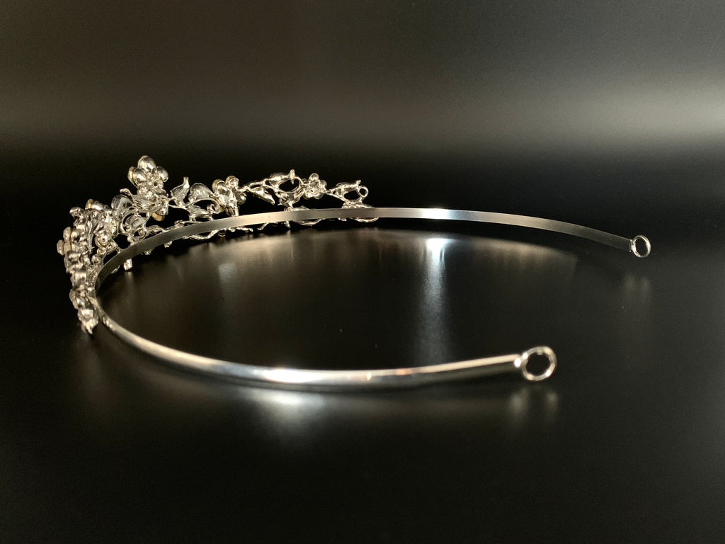 glamouröses-damen-diadem-mit-klaren-kristallen-und-blütenornamenten
