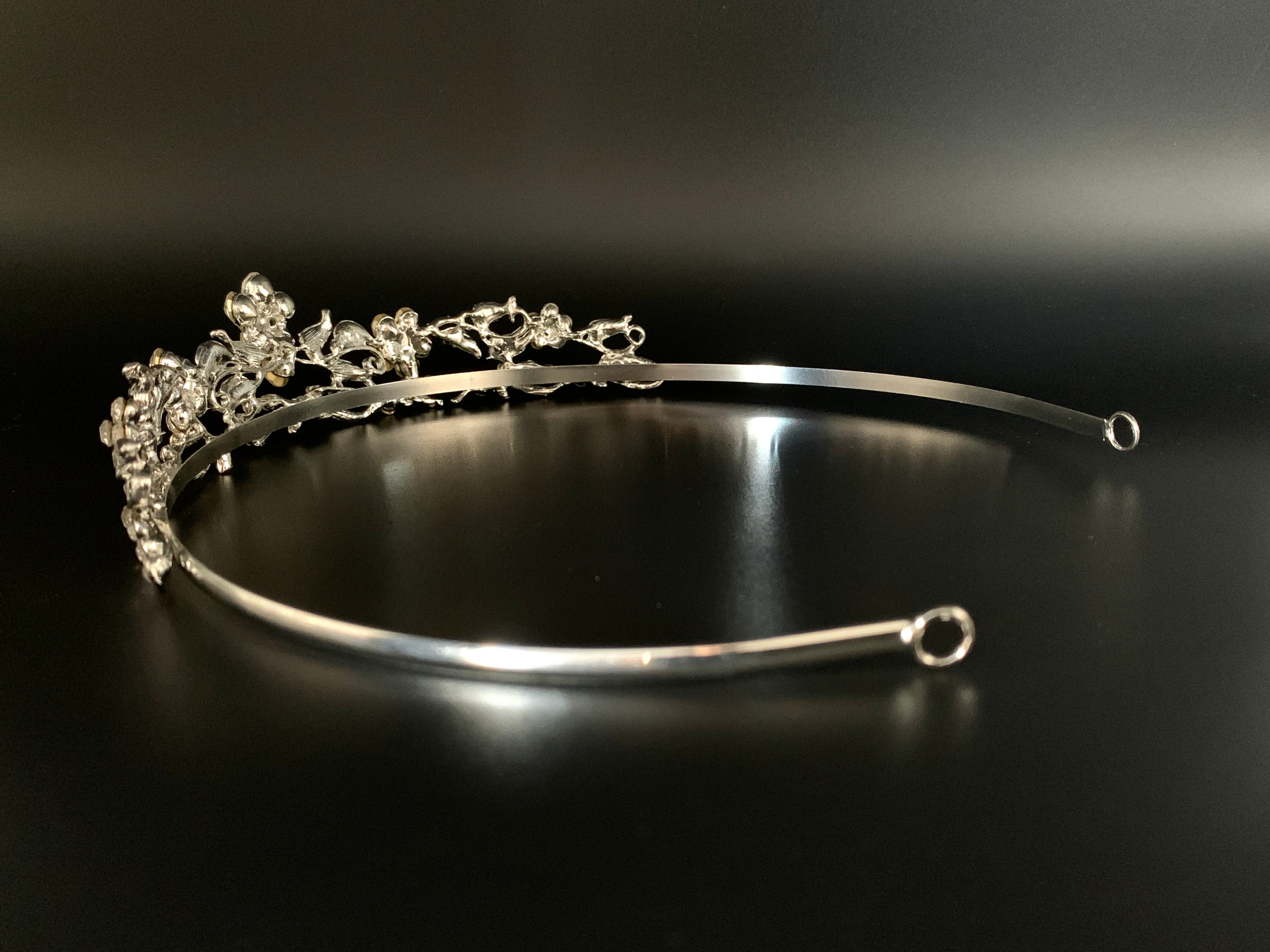 glamouröses-damen-diadem-mit-klaren-kristallen-und-blütenornamenten