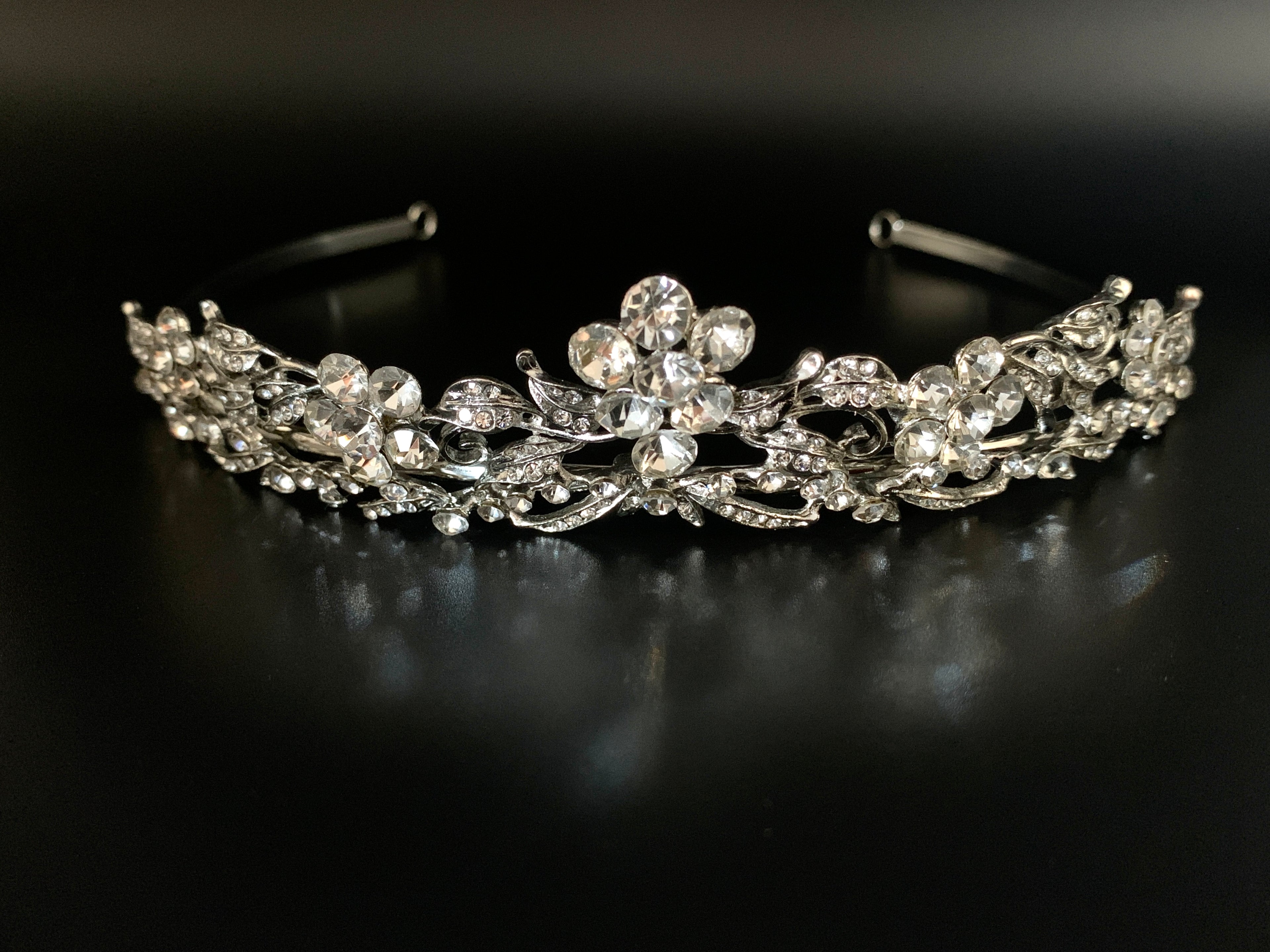 Silber Strass Diadem – florale Tiara für Braut & Hochzeit | ONDEGO®