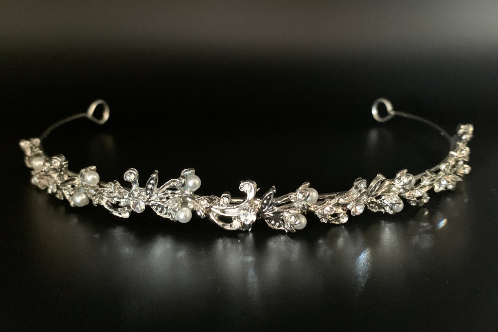 silbernes-braut-diadem-mit-perlen-und-kristallen-eleganter-haarschmuck