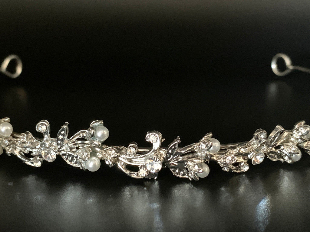 filigrane-silber-tiara-mit-kristallen-und-perlen-für-braut