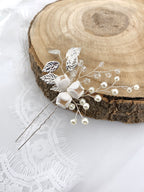 Haarnadel mit 3D Blüten – Brautschmuck mit Perlen & Kristallblättern für Hochzeit & Hochsteckfrisur | ONDEGO®