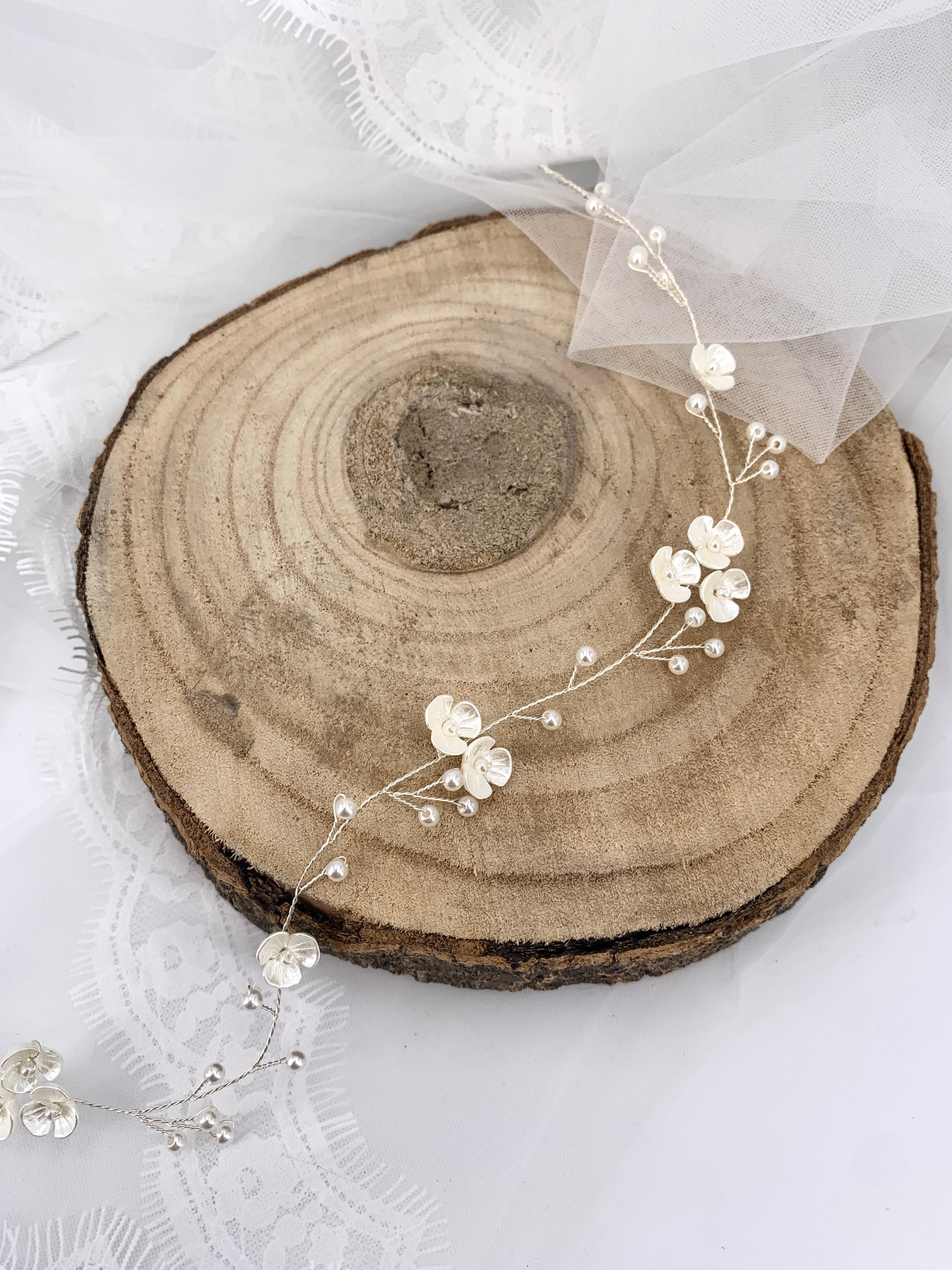 3D Haardraht Silber mit Blüten & Perlen – Brautschmuck Haarschmuck Hochzeit Ivory – ONDEGO®