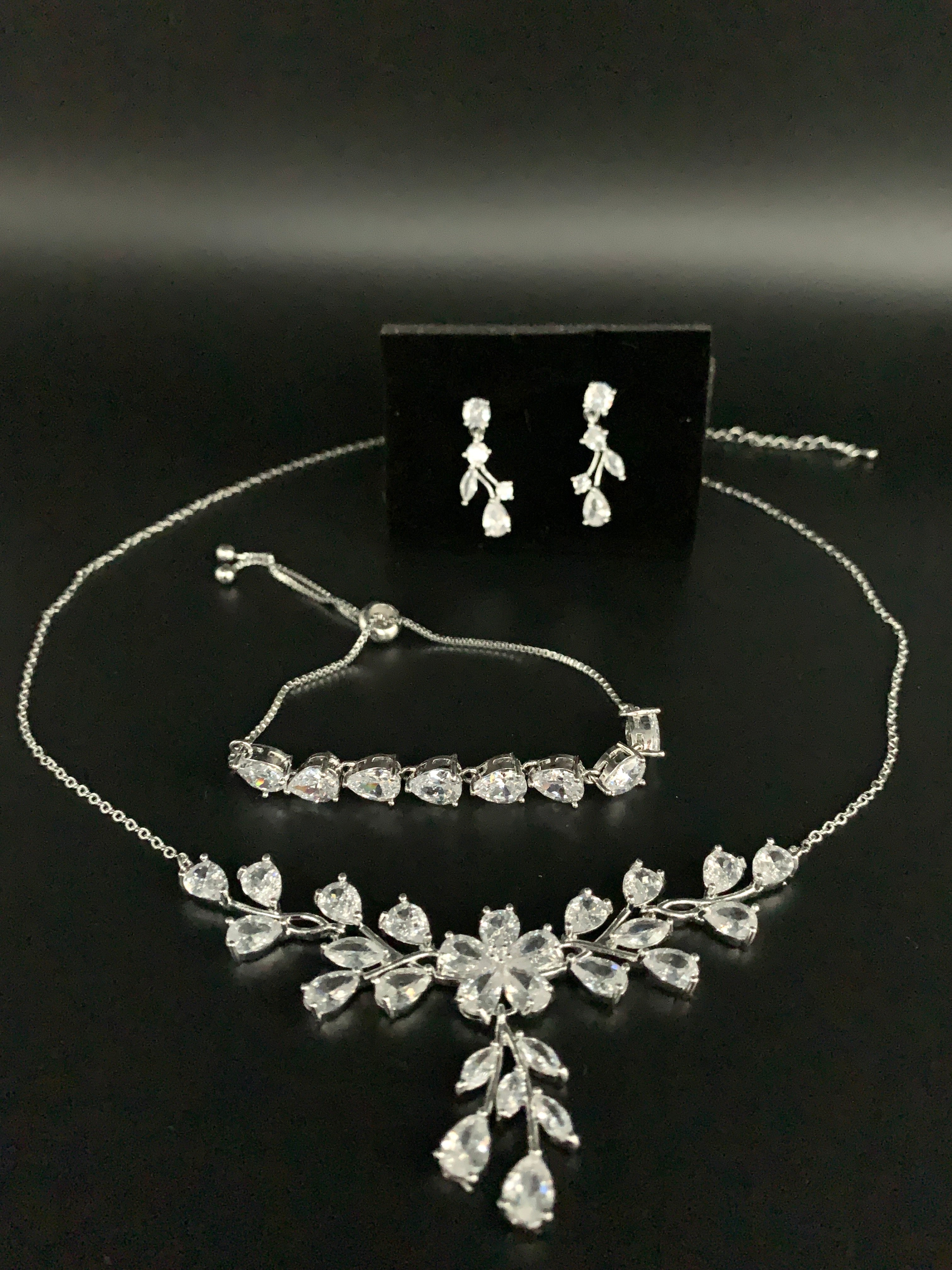 Zirkonia Blüten Schmuckset Silber – Collier, Ohrringe & Armband mit AAA+ Zirkonia | ONDEGO®