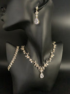 Zirkonia Blüten Schmuckset Gold – Collier, Ohrringe & Armband mit AAA+ Zirkonia | ONDEGO®
