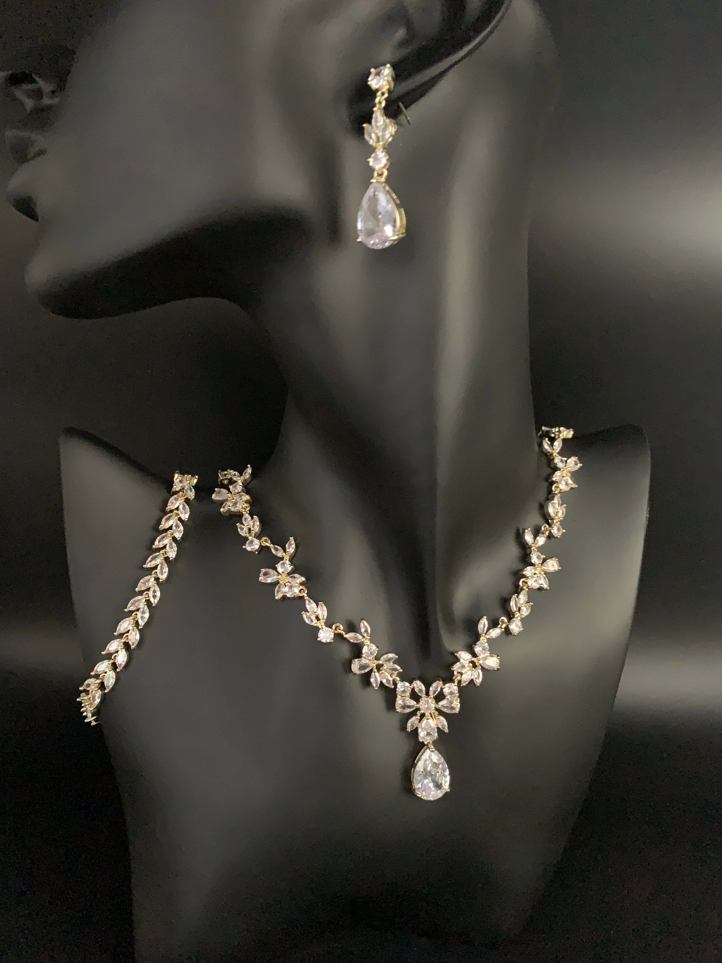 Zirkonia Blüten Schmuckset Gold – Collier, Ohrringe & Armband mit AAA+ Zirkonia | ONDEGO®