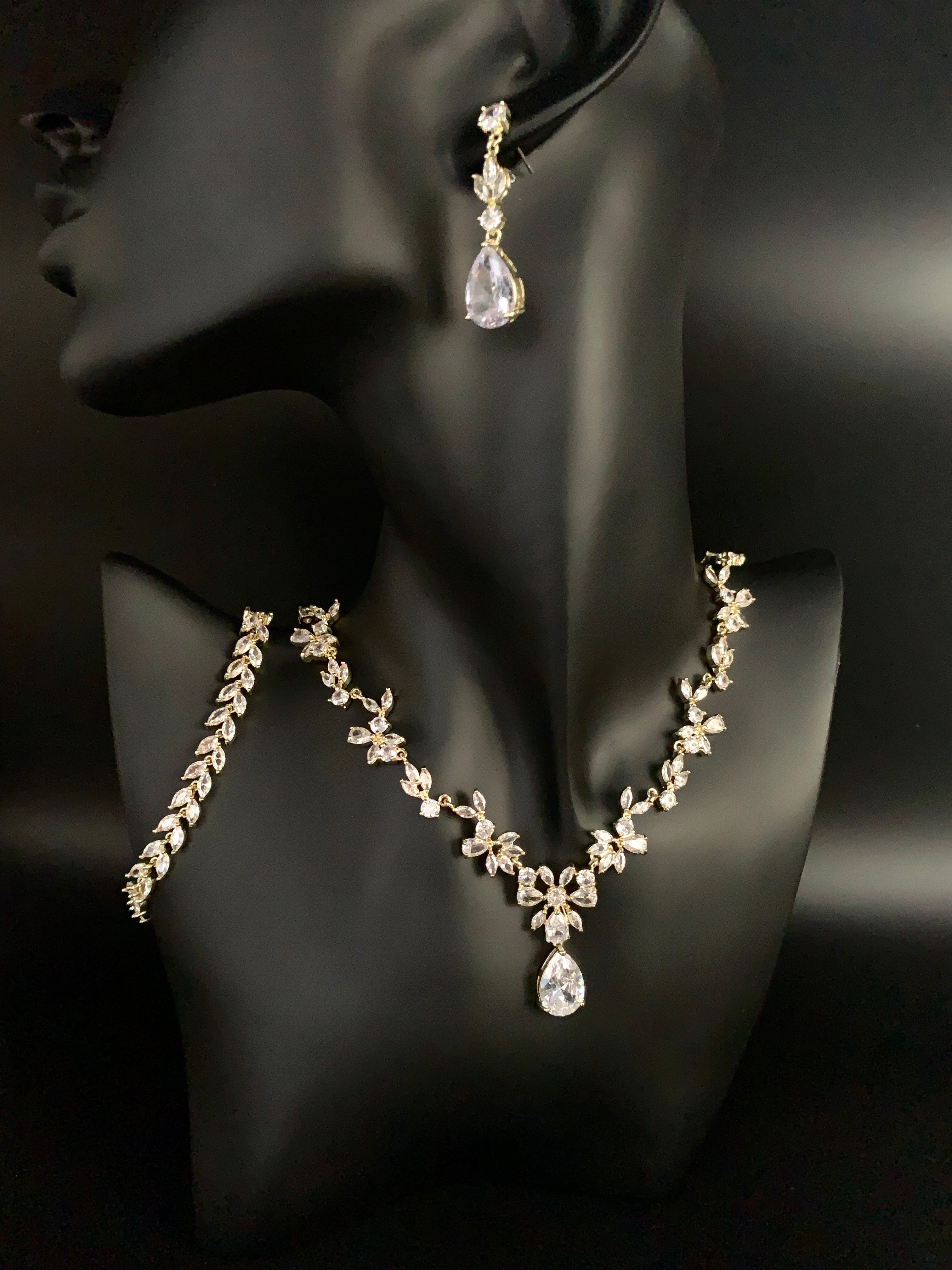 Zirkonia Blüten Schmuckset Gold – Collier, Ohrringe & Armband mit AAA+ Zirkonia | ONDEGO®