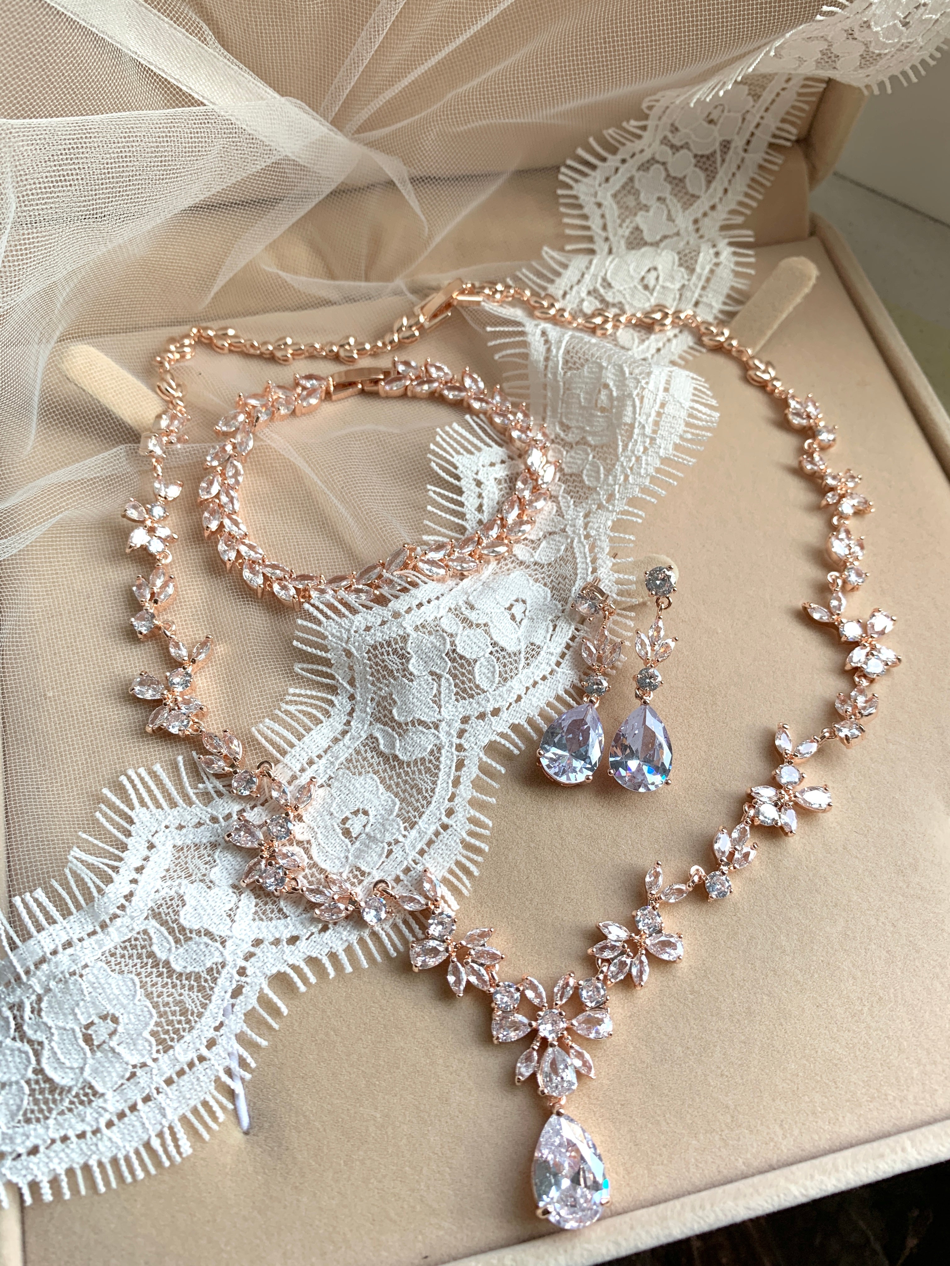 Zirkonia Blüten Schmuckset Roségold – Collier, Ohrringe & Armband mit AAA+ Zirkonia | ONDEGO®
