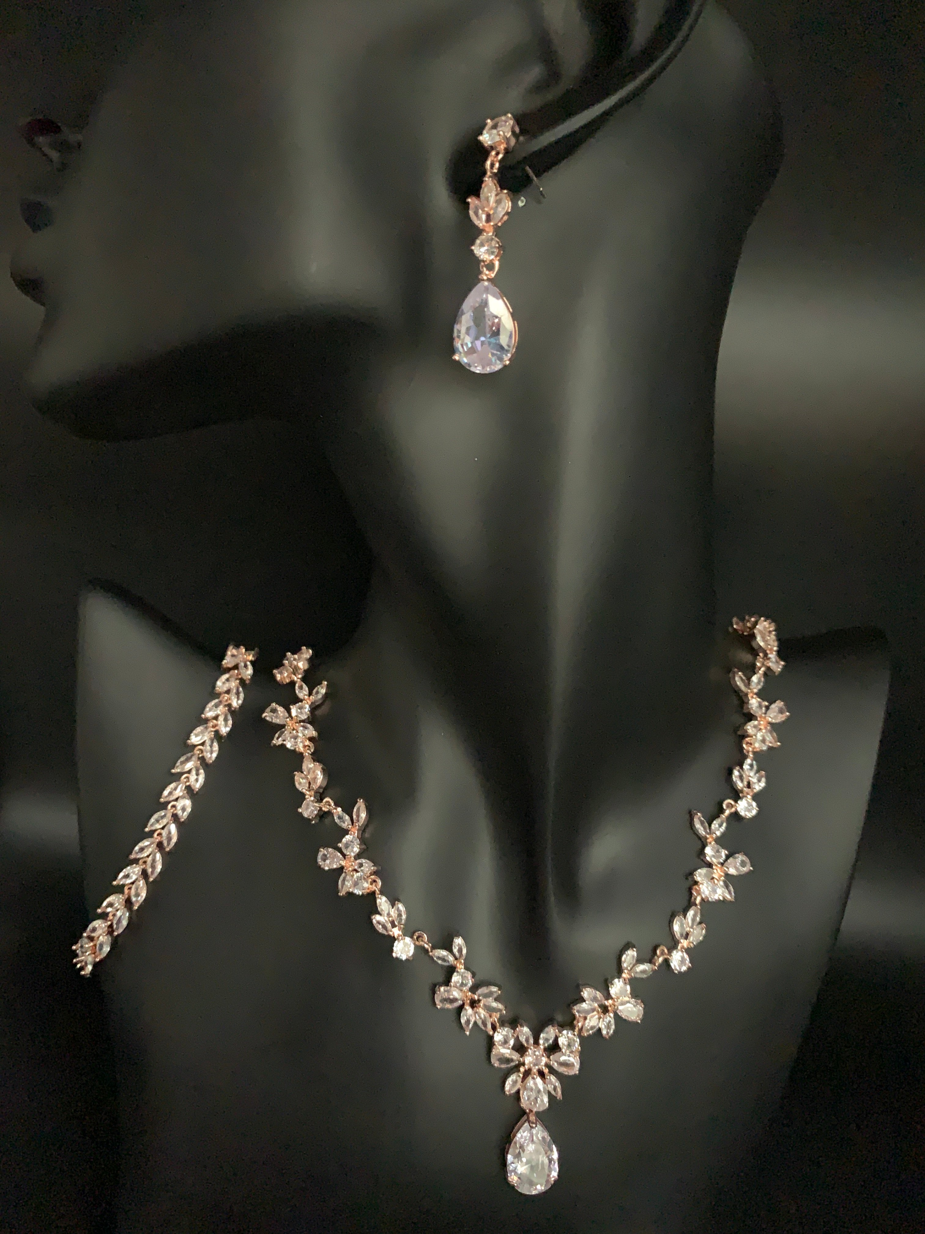 Zirkonia Blüten Schmuckset Roségold – Collier, Ohrringe & Armband mit AAA+ Zirkonia | ONDEGO®