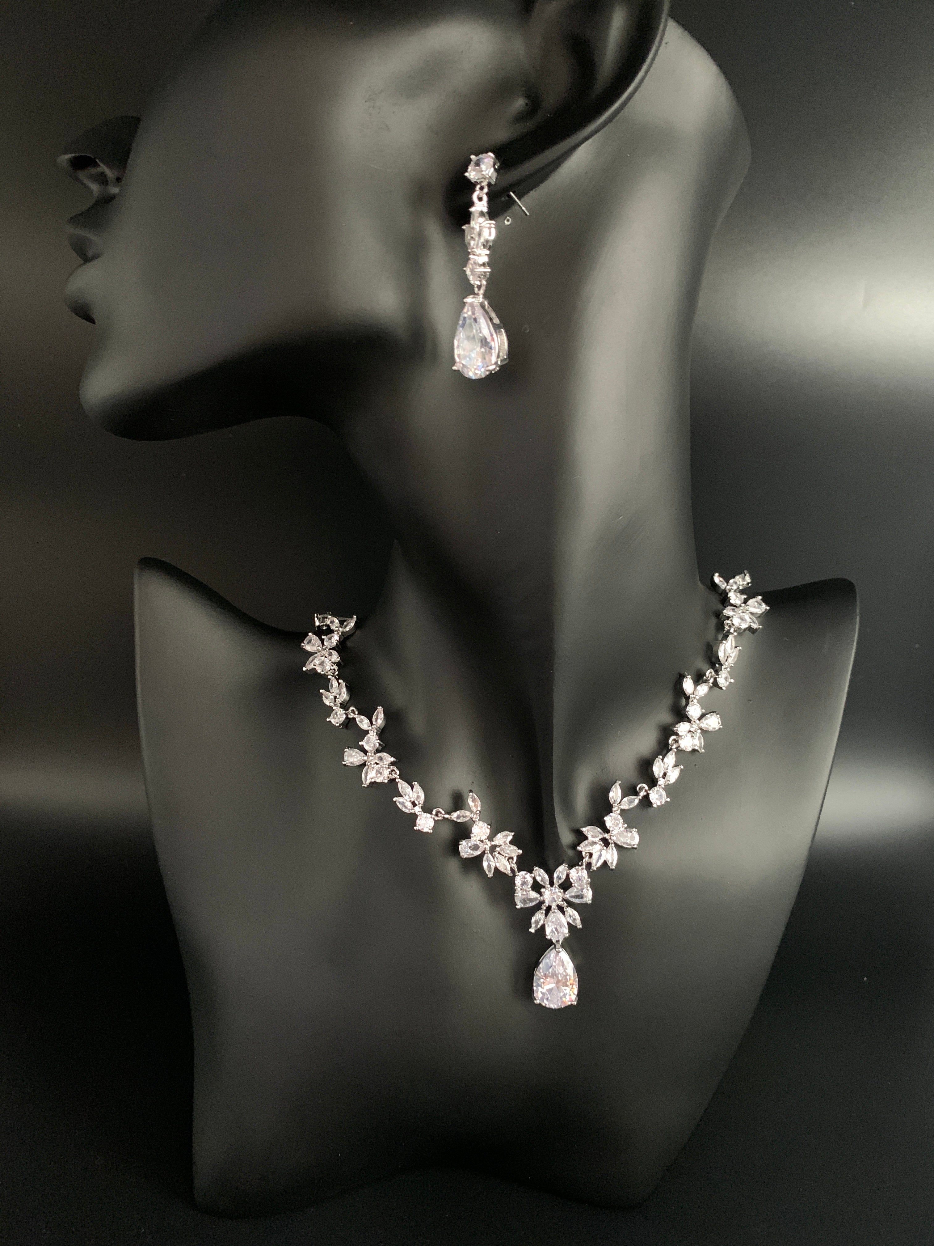 Zirkonia Blüten Schmuckset Silber – Collier, Ohrringe & Armband mit AAA+ Zirkonia | ONDEGO®