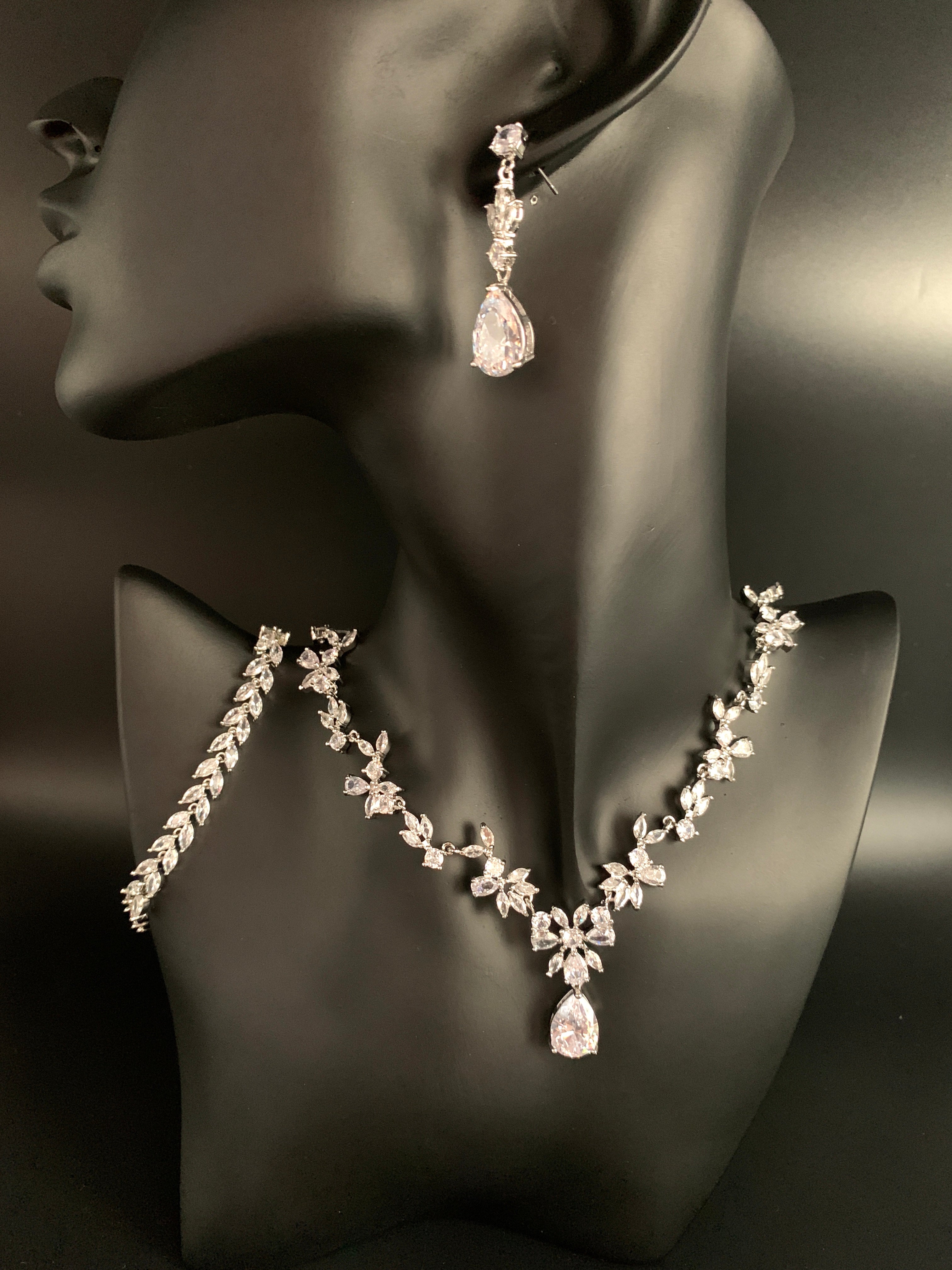 Zirkonia Blüten Schmuckset Silber – Collier, Ohrringe & Armband mit AAA+ Zirkonia | ONDEGO®