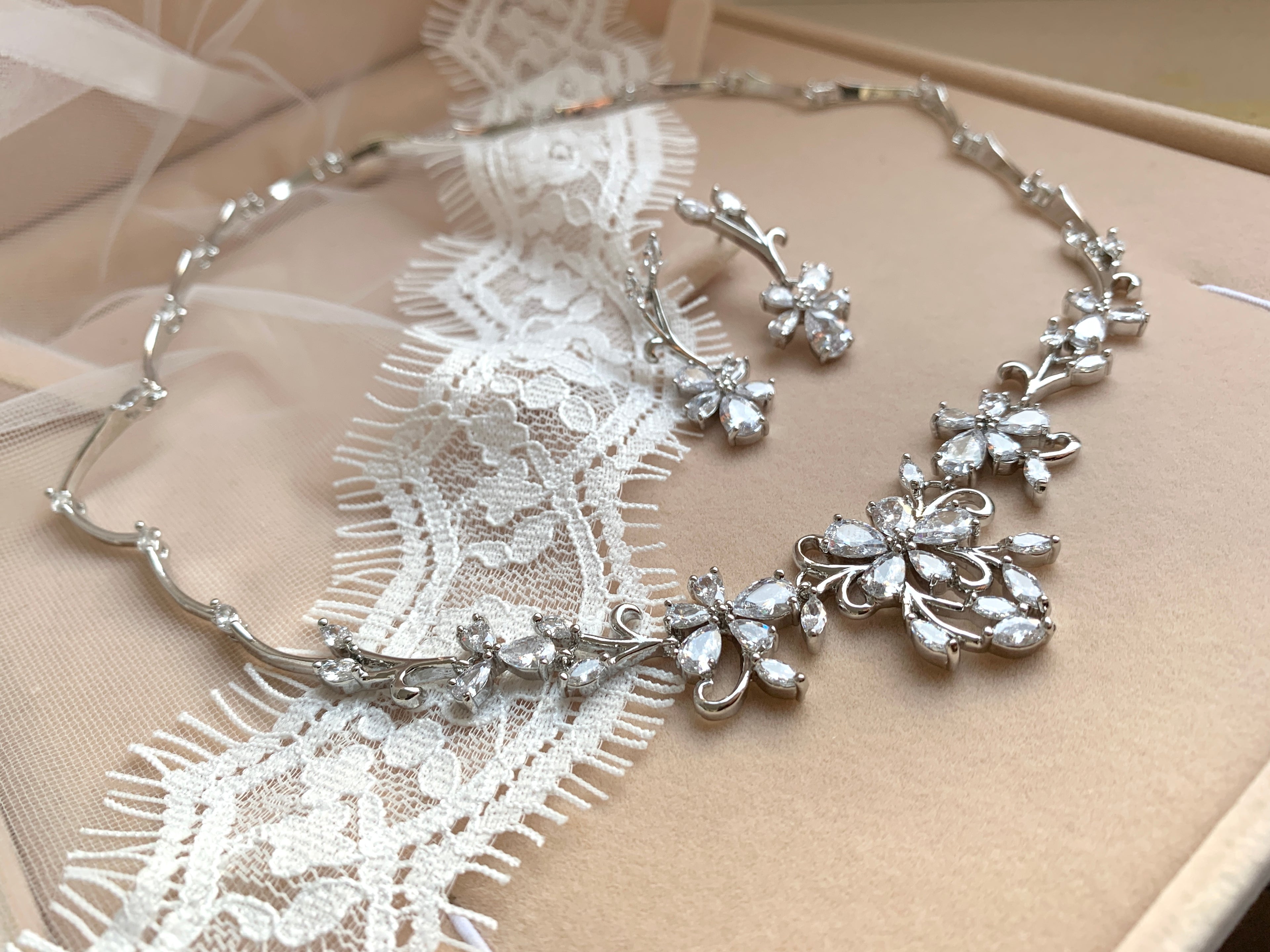 Zirkonia Schmuckset mit Blüten-Design – Collier, Ohrringe & Armband in Silber | ONDEGO®