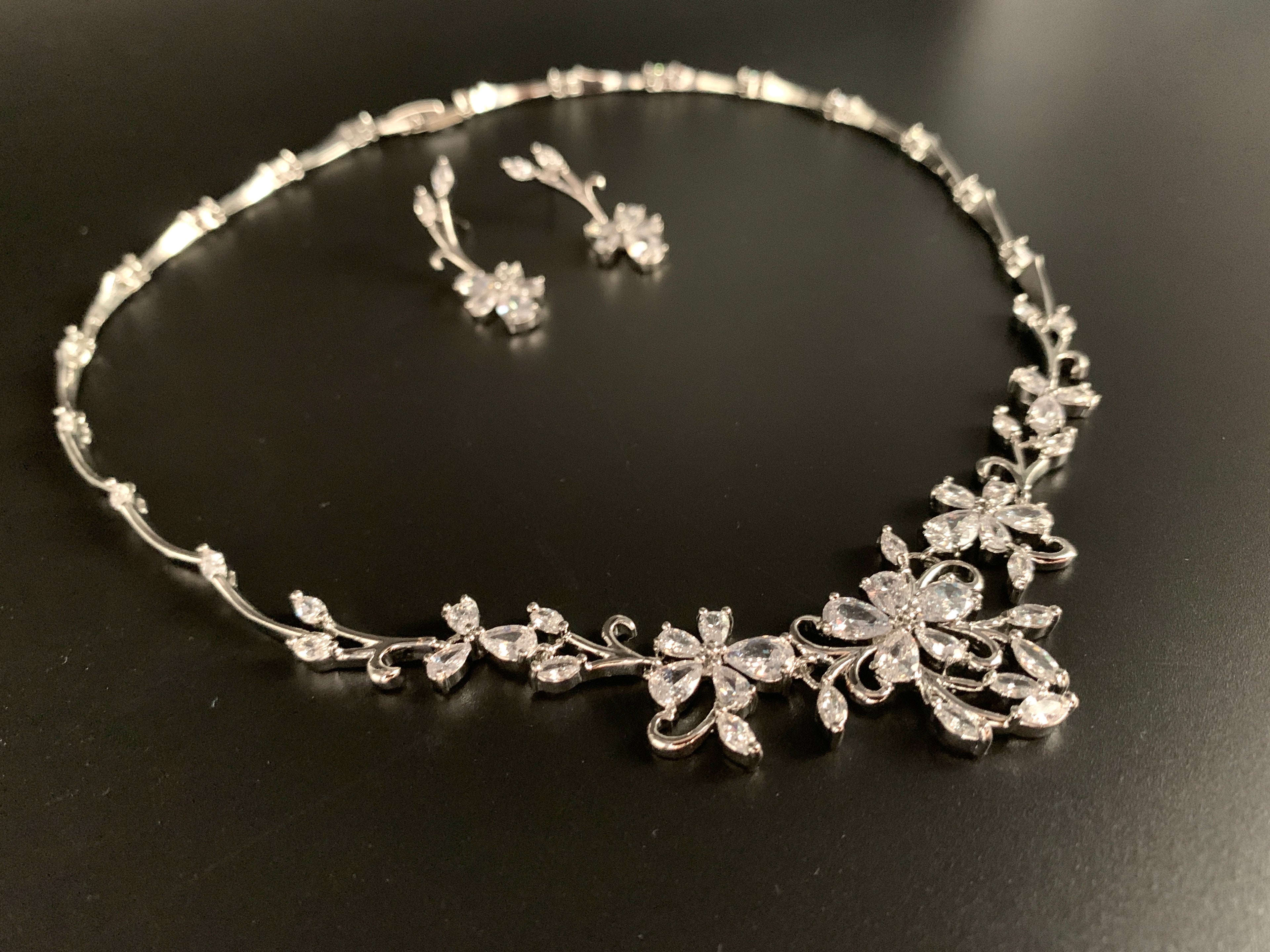 Zirkonia Schmuckset mit Blüten-Design – Collier, Ohrringe & Armband in Silber | ONDEGO®