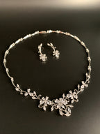 Zirkonia Schmuckset mit Blüten-Design – Collier, Ohrringe & Armband in Silber | ONDEGO®