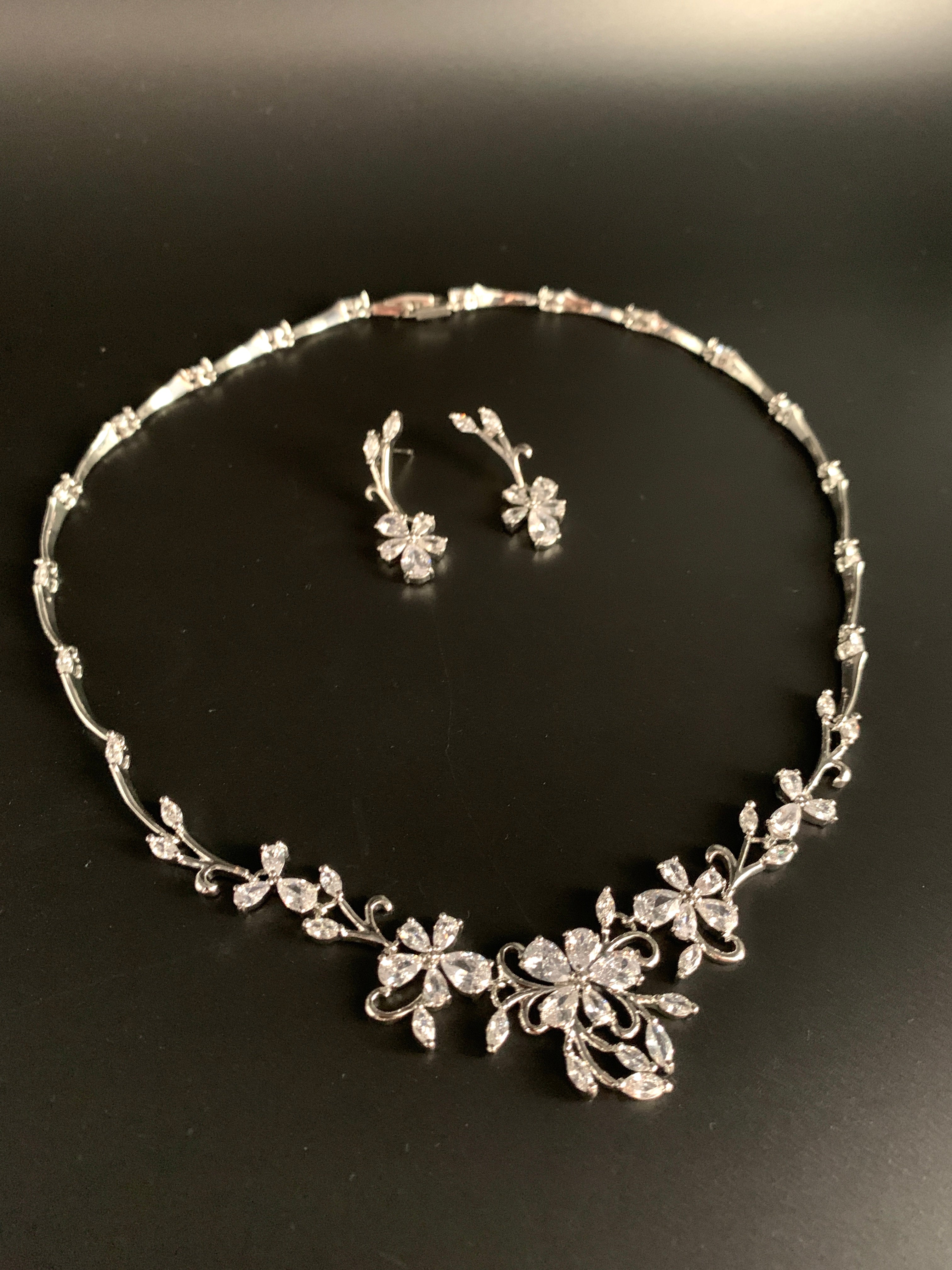Zirkonia Schmuckset mit Blüten-Design – Collier, Ohrringe & Armband in Silber | ONDEGO®