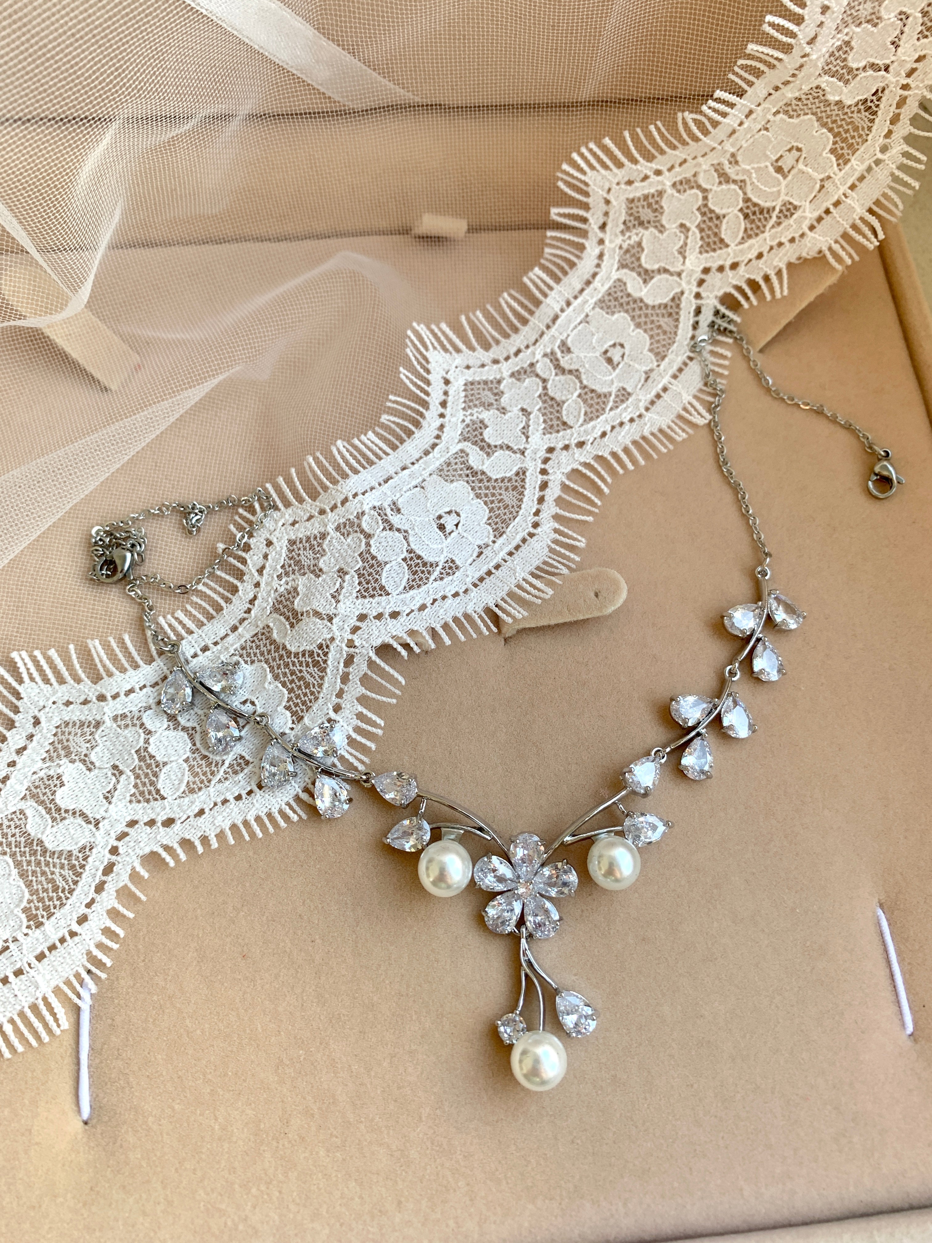 Rückenkette Silber mit Zirkonia & Perlen – Eleganter Rückenschmuck für Brautkleider | ONDEGO®