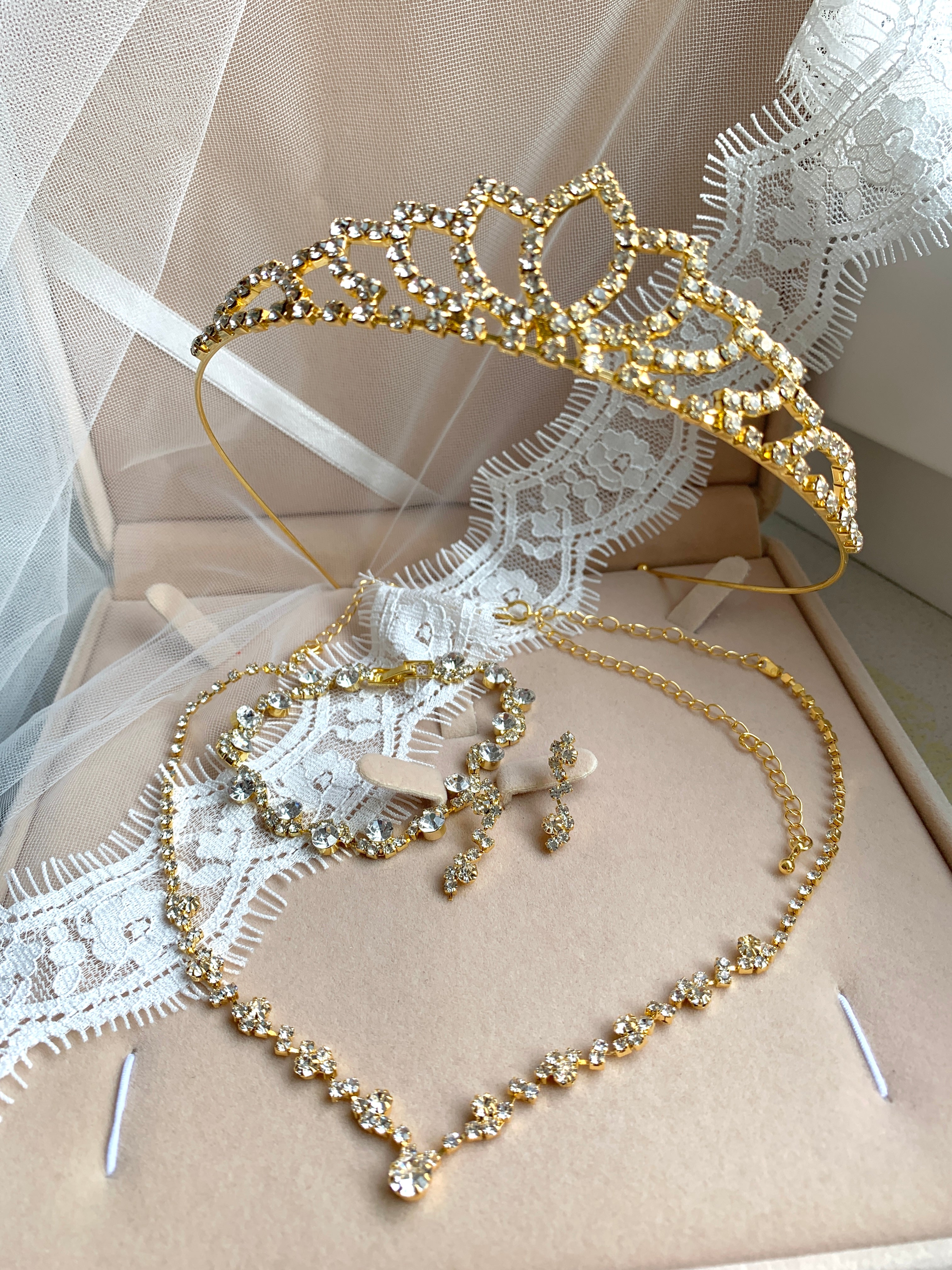 elegantes-braut-schmuckset-gold-tiara-ohrringe-und-kette-mit-strasssteinen
