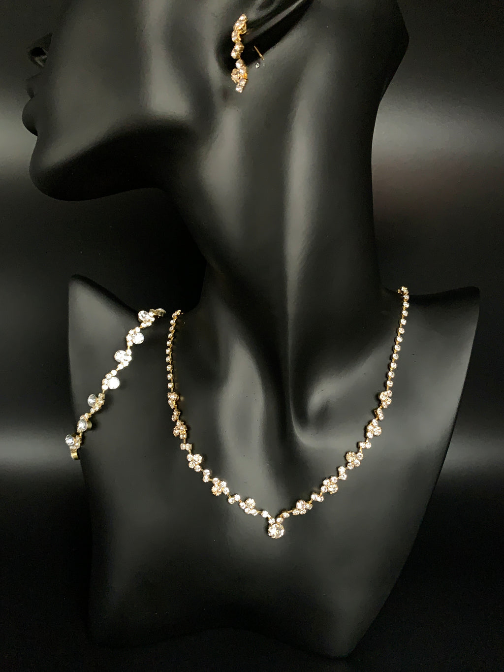 hochzeit-schmuckset-gold-tiara-strass-kette-und-ohrringe-eleganter-brautlook