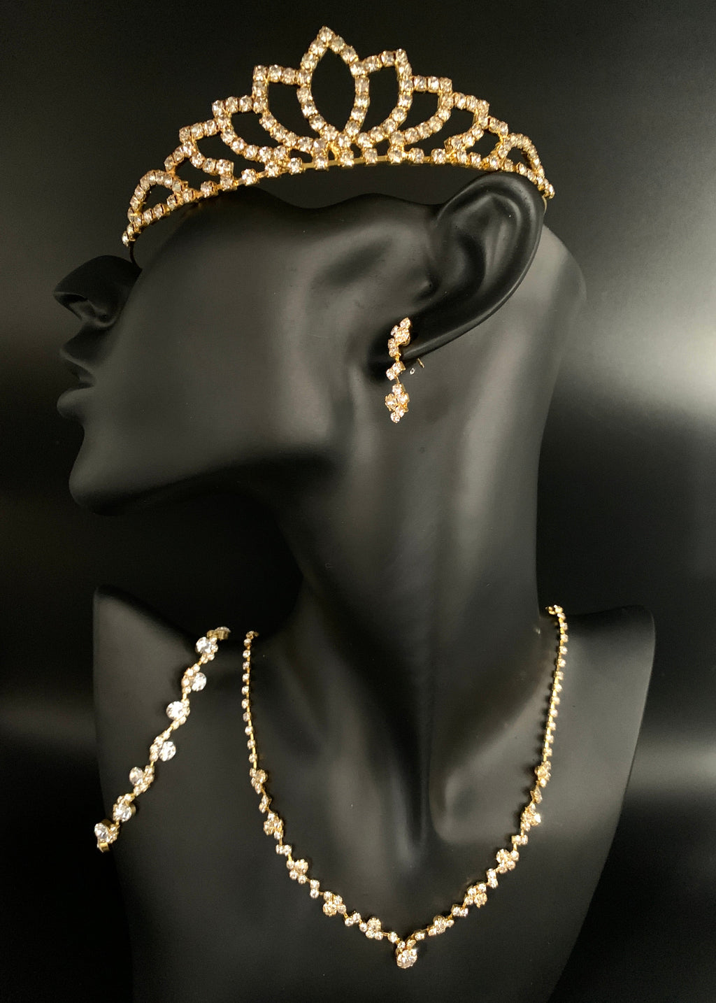 goldenes-braut-schmuckset-mit-diadem-kette-und-ohrringen-auf-schwarzem-bust-display