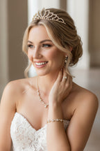 goldenes-braut-schmuckset-mit-diadem-kette-und-ohrringen-auf-schwarzem-bust-display