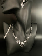 Zirkonia Schmuckset mit Blüten-Design – Collier, Ohrringe & Armband in Silber | ONDEGO®