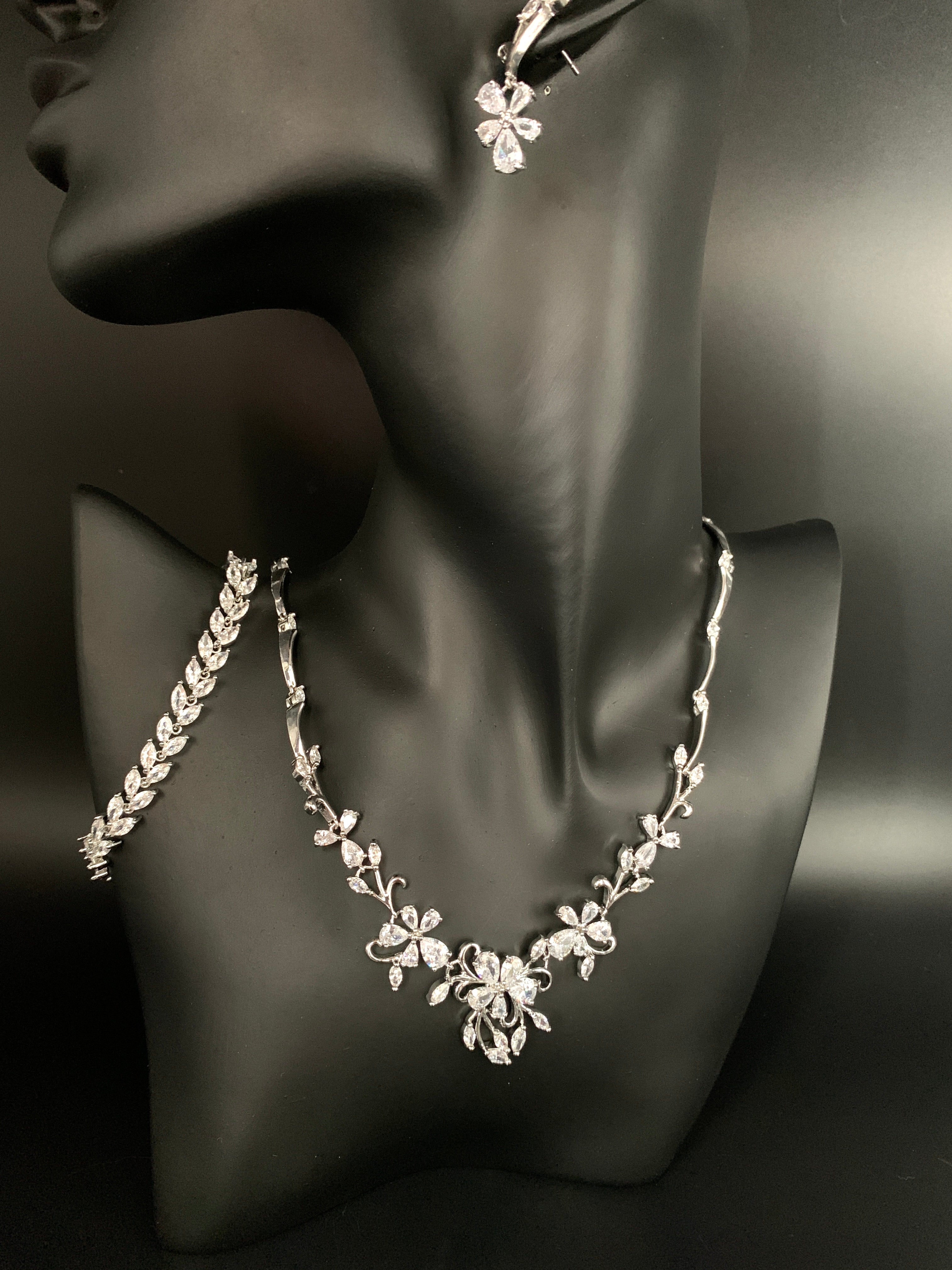 Zirkonia Schmuckset mit Blüten-Design – Collier, Ohrringe & Armband in Silber | ONDEGO®