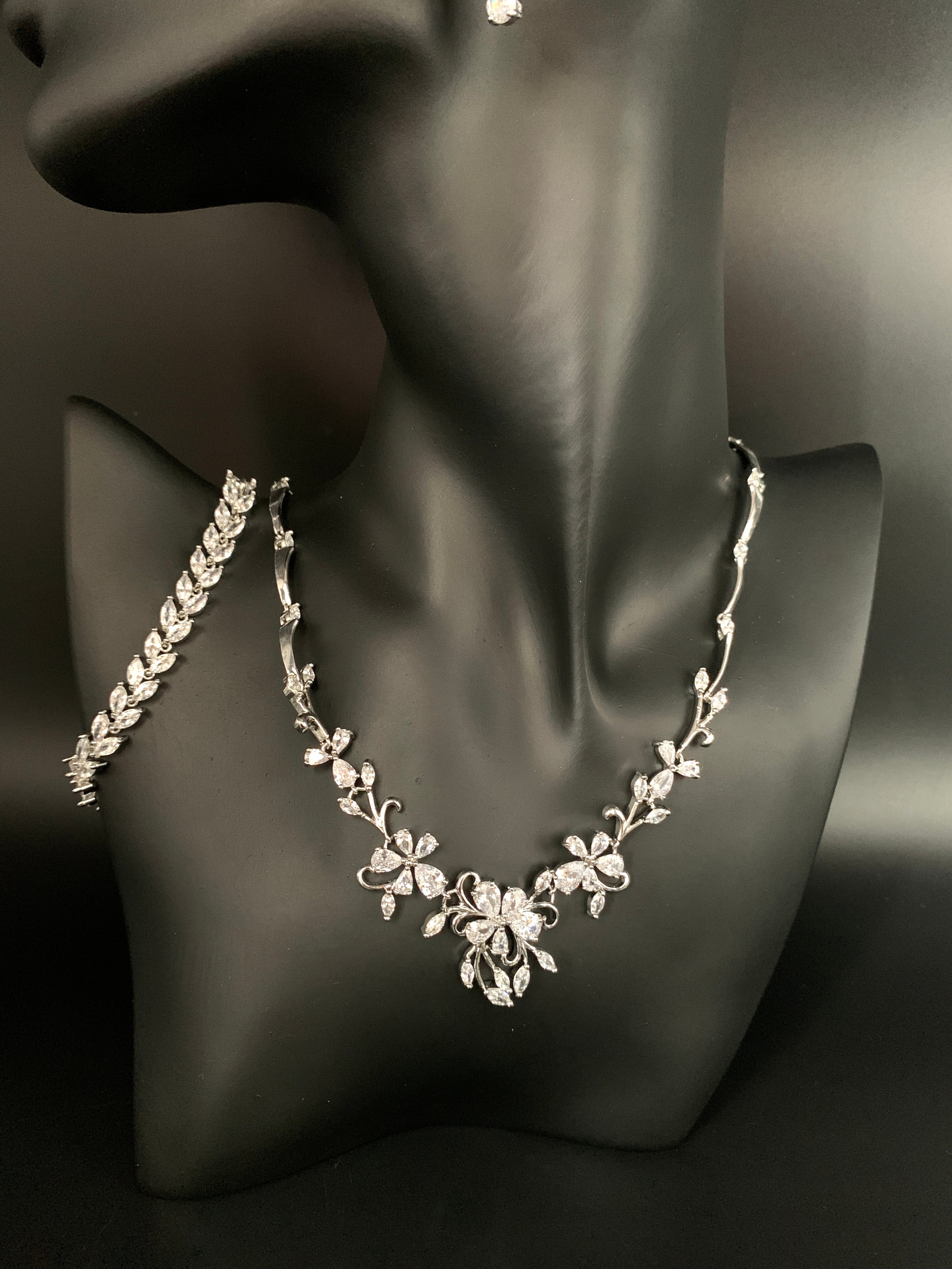 Zirkonia Schmuckset mit Blüten-Design – Collier, Ohrringe & Armband in Silber | ONDEGO®