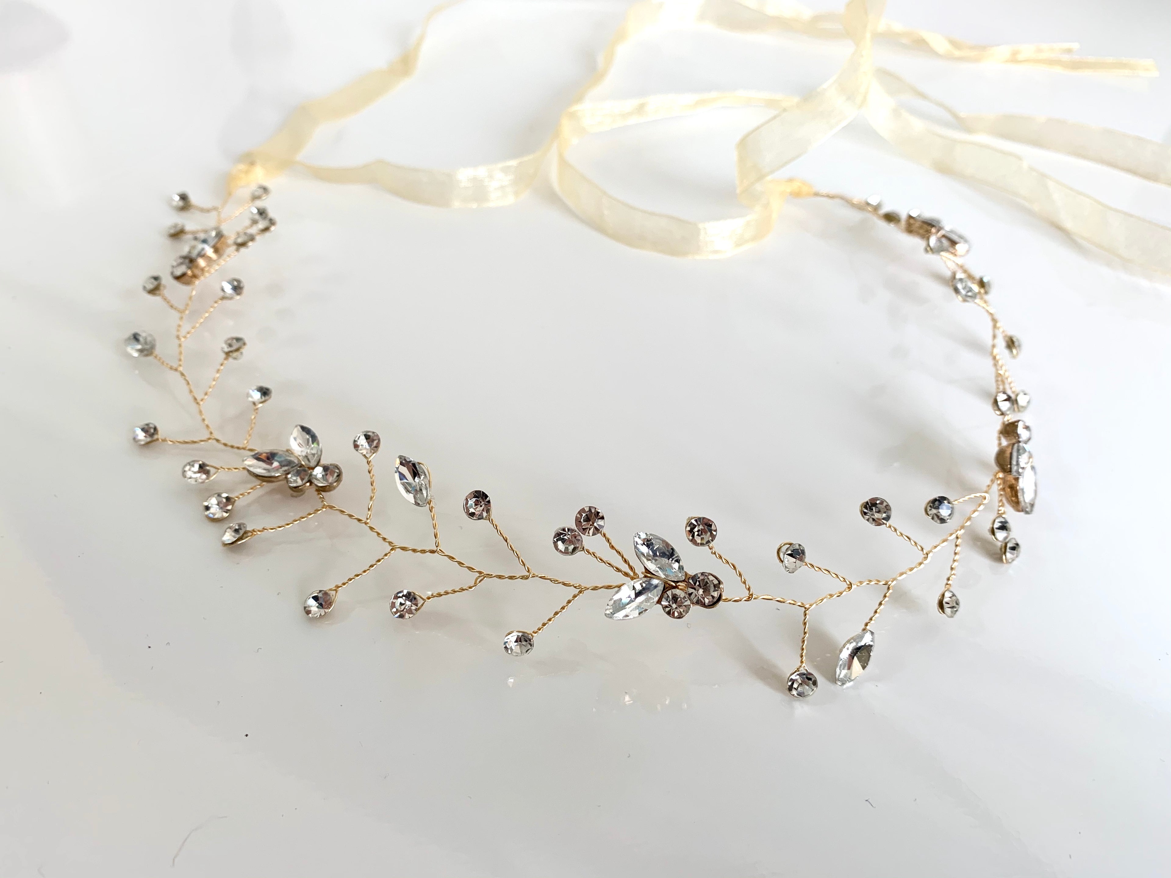 Gold Haardraht Diadem mit Strass – Flexibler Brauthaarschmuck | ONDEGO®