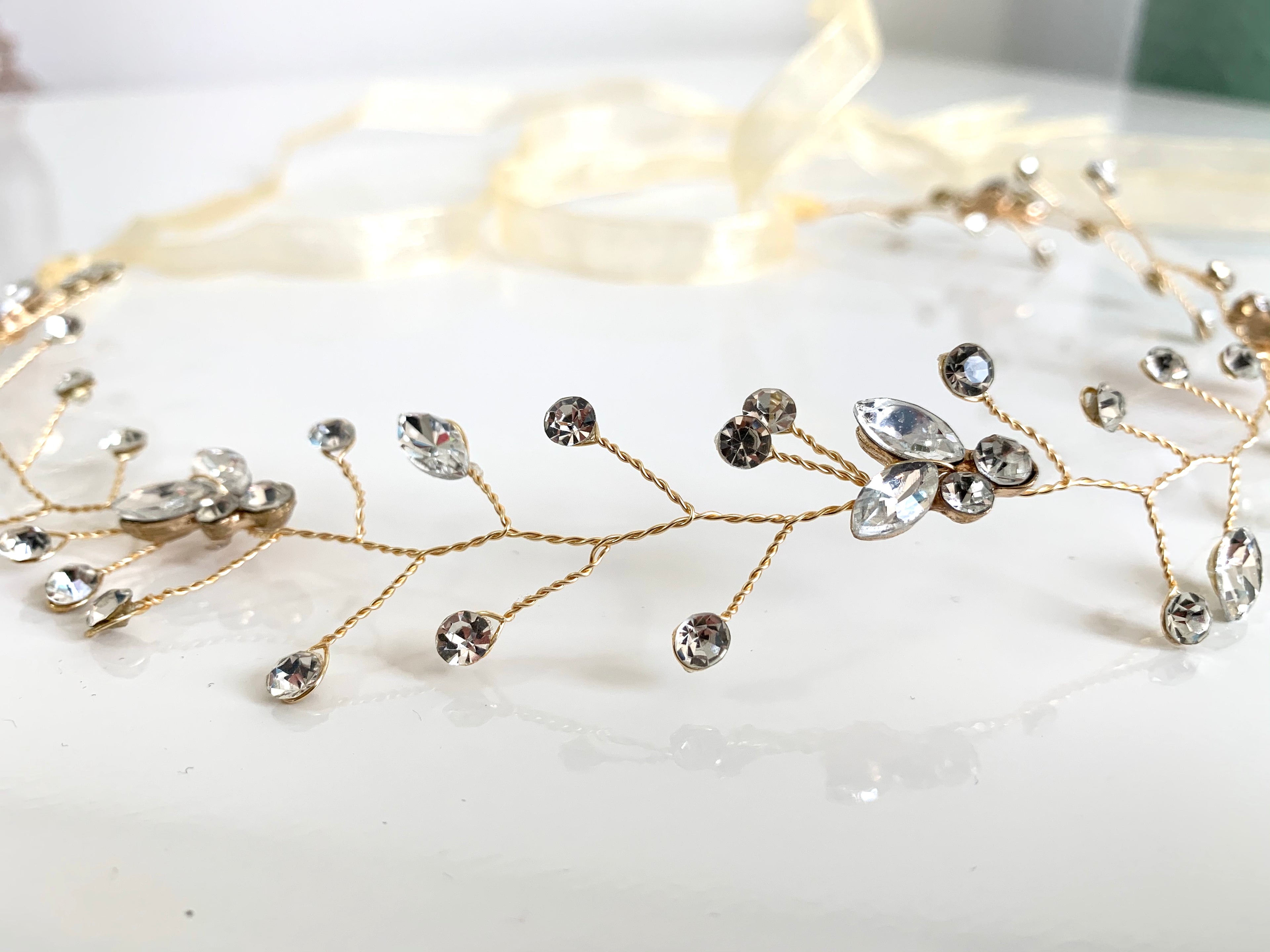 Gold Haardraht Diadem mit Strass – Flexibler Brauthaarschmuck | ONDEGO®